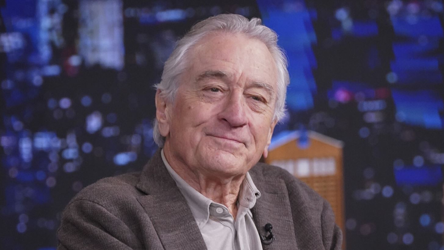 Robert de Niro | &#x397; &#x3BC;&#x3B9;&#x3BA;&#x3C1;&#x3AE; &#x3BA;&#x3CC;&#x3C1;&#x3B7; &#x3C4;&#x3BF;&#x3C5; Gia &#x3BA;&#x3BB;&#x3AD;&#x3B2;&#x3B5;&#x3B9; &#x3C4;&#x3B7;&#x3BD; &#x3C0;&#x3B1;&#x3C1;&#x3AC;&#x3C3;&#x3C4;&#x3B1;&#x3C3;&#x3B7; &#x3C3;&#x3B5; &#x3BC;&#x3B9;&#x3B1; &#x3C3;&#x3C0;&#x3AC;&#x3BD;&#x3B9;&#x3B1; &#x3AD;&#x3BE;&#x3BF;&#x3B4;&#x3BF;