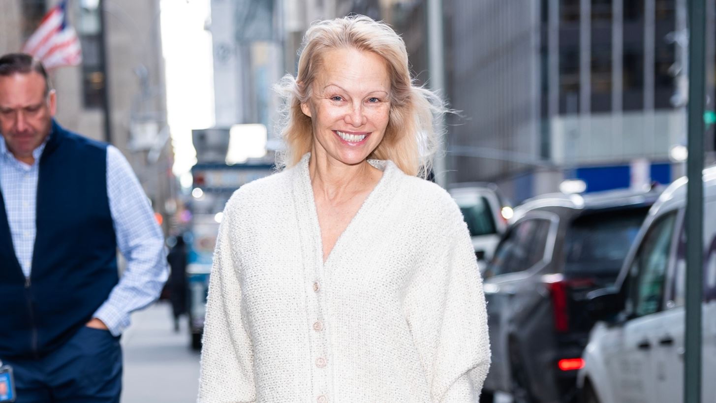 &#x3A4;&#x3BF; &#x3C0;&#x3BB;&#x3B5;&#x3BA;&#x3C4;&#x3CC; two-piece &#x3C3;&#x3CD;&#x3BD;&#x3BF;&#x3BB;&#x3BF; &#x3C4;&#x3B7;&#x3C2; Pamela Anderson &#x3B5;&#x3AF;&#x3BD;&#x3B1;&#x3B9; &#x3B1;&#x3C5;&#x3C4;&#x3CC; &#x3C0;&#x3BF;&#x3C5; &#x3C7;&#x3C1;&#x3B5;&#x3B9;&#x3B1;&#x3B6;&#x3CC;&#x3BC;&#x3B1;&#x3C3;&#x3C4;&#x3B5; &#x3B3;&#x3B9;&#x3B1; &#x3AC;&#x3BD;&#x3B5;&#x3C4;&#x3B5;&#x3C2; &#x3B5;&#x3BC;&#x3C6;&#x3B1;&#x3BD;&#x3AF;&#x3C3;&#x3B5;&#x3B9;&#x3C2; &#x3C3;&#x3C4;&#x3B7;&#x3BD; &#x3B1;&#x3C5;&#x3B3;&#x3AE; &#x3C4;&#x3BF;&#x3C5; 2025