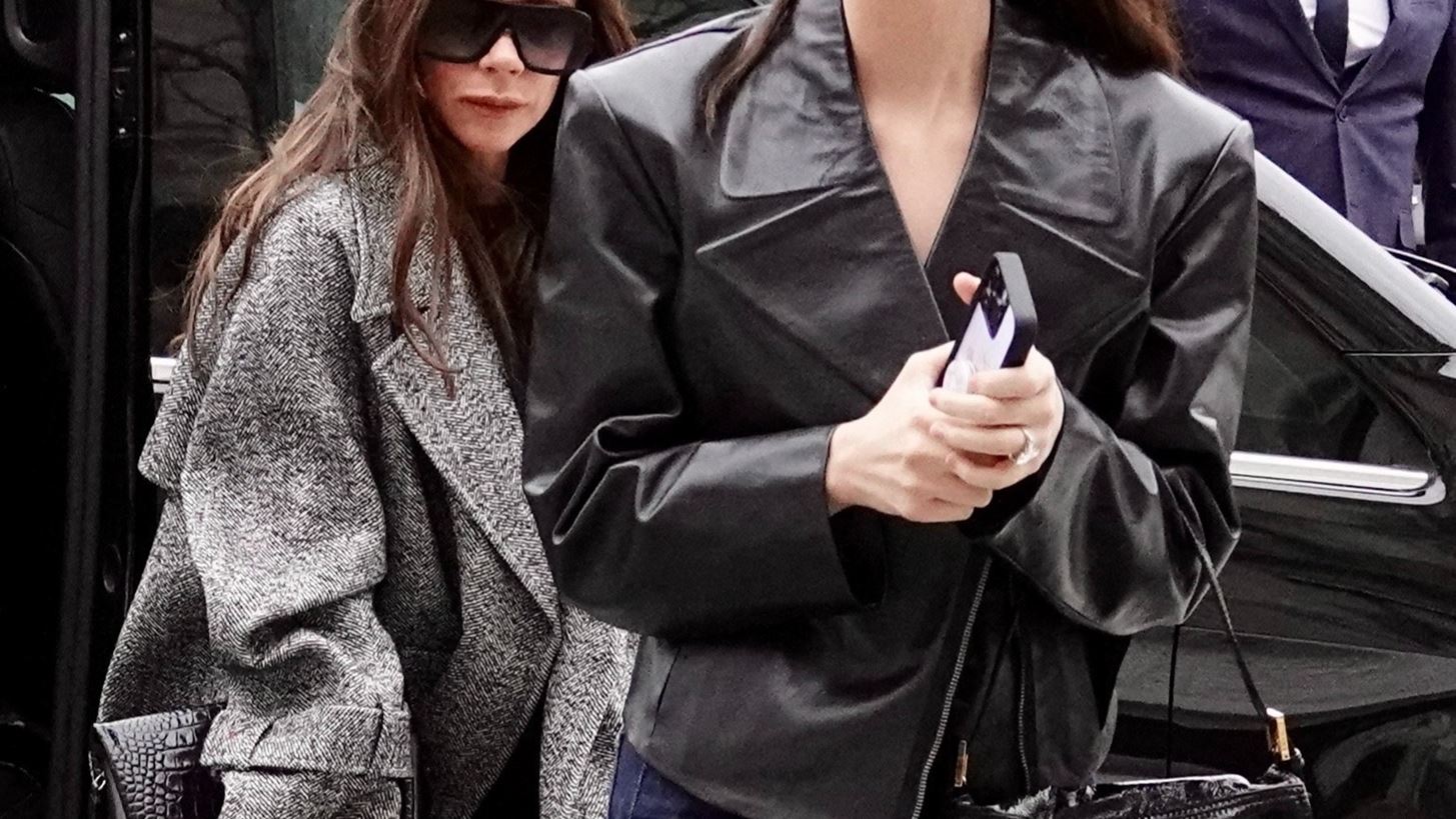 Victoria Beckham - Nicola Peltz | &#x397; &#x3C6;&#x3C9;&#x3C4;&#x3BF;&#x3B3;&#x3C1;&#x3B1;&#x3C6;&#x3AF;&#x3B1; &#x3C0;&#x3BF;&#x3C5; &#x3B4;&#x3B7;&#x3BC;&#x3B9;&#x3BF;&#x3C5;&#x3C1;&#x3B3;&#x3B5;&#x3AF; &#x3B5;&#x3C1;&#x3C9;&#x3C4;&#x3B7;&#x3BC;&#x3B1;&#x3C4;&#x3B9;&#x3BA;&#x3AC; &#x3B3;&#x3B9;&#x3B1; &#x3C4;&#x3B7;&#x3BD; &#x3C3;&#x3C7;&#x3AD;&#x3C3;&#x3B7; &#x3B1;&#x3BD;&#x3AC;&#x3BC;&#x3B5;&#x3C3;&#x3AC; &#x3C4;&#x3BF;&#x3C5;&#x3C2;