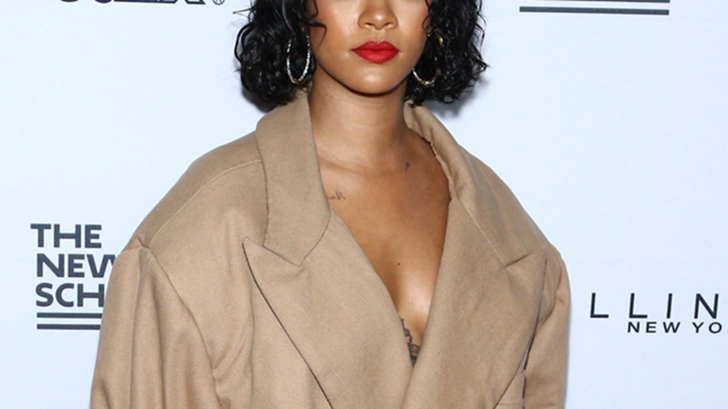 Rihanna: &#x391;&#x3BD;&#x3C4;&#x3B1;&#x3BB;&#x3BB;&#x3AC;&#x3C3;&#x3C3;&#x3B5;&#x3B9; &#x3BA;&#x3B1;&#x3C5;&#x3C4;&#x3AC; &#x3C6;&#x3B9;&#x3BB;&#x3B9;&#x3AC; &#x3BC;&#x3B5; &#x3AC;&#x3B3;&#x3BD;&#x3C9;&#x3C3;&#x3C4;&#x3BF; &#x3AC;&#x3BD;&#x3C4;&#x3C1;&#x3B1;!