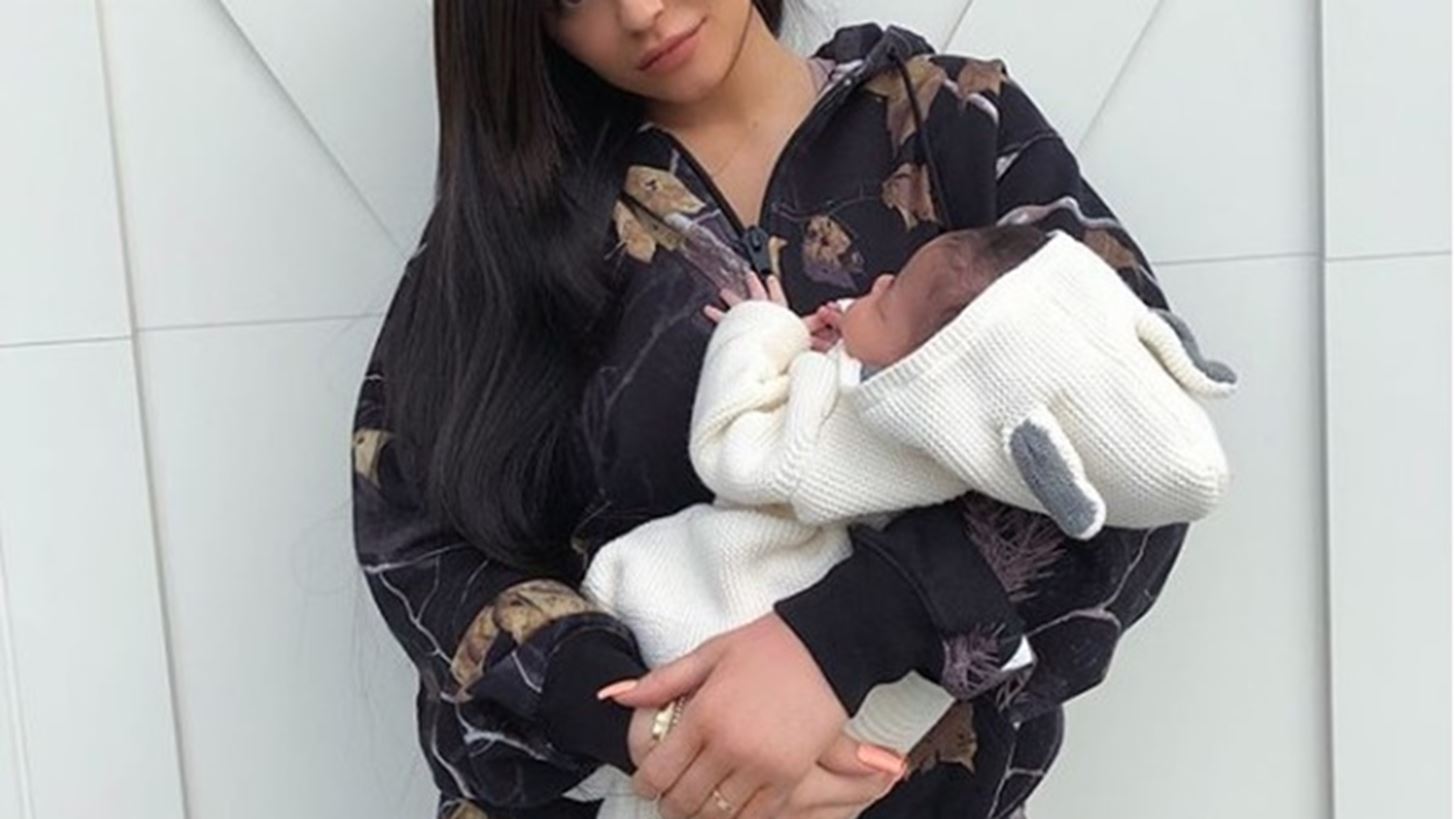 Kylie Jenner | &#x3A4;&#x3B7; &#x3C3;&#x3C5;&#x3BB;&#x3BB;&#x3BF;&#x3B3;&#x3AE; &#x3C0;&#x3B1;&#x3C0;&#x3BF;&#x3C5;&#x3C4;&#x3C3;&#x3B9;&#x3CE;&#x3BD; &#x3C4;&#x3B7;&#x3C2; Stormi &#x3C4;&#x3B7;&#x3BD; &#x3B6;&#x3B7;&#x3BB;&#x3B5;&#x3CD;&#x3BF;&#x3C5;&#x3BC;&#x3B5; &#x3B1;&#x3BA;&#x3CC;&#x3BC;&#x3B7; &#x3BA;&#x3B1;&#x3B9; &#x3BC;&#x3B5;&#x3B9;&#x3C2;!