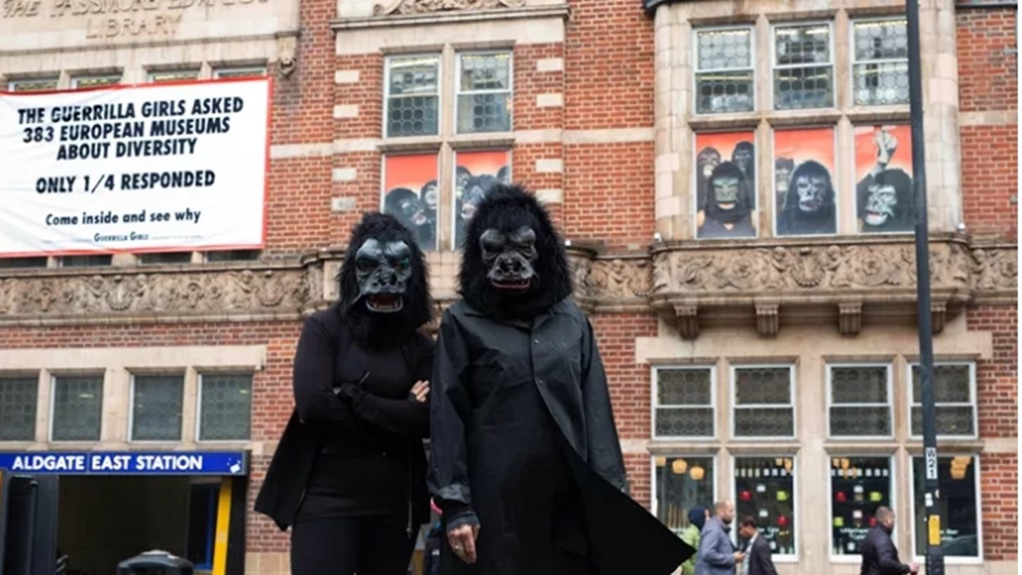 Guerrilla Girls | &quot;&#x39F; &#x3BA;&#x3B1;&#x3BB;&#x3CD;&#x3C4;&#x3B5;&#x3C1;&#x3BF;&#x3C2; &#x3C4;&#x3C1;&#x3CC;&#x3C0;&#x3BF;&#x3C2; &#x3BD;&#x3B1; &#x3BA;&#x3AC;&#x3BD;&#x3B5;&#x3B9;&#x3C2; &#x3B1;&#x3BA;&#x3C4;&#x3B9;&#x3B2;&#x3B9;&#x3C3;&#x3BC;&#x3CC; &#x3B5;&#x3AF;&#x3BD;&#x3B1;&#x3B9; &#x3BD;&#x3B1; &#x3BD;&#x3B9;&#x3CE;&#x3B8;&#x3B5;&#x3B9;&#x3C2; &#x3C4;&#x3B1;&#x3C5;&#x3C4;&#x3CC;&#x3C7;&#x3C1;&#x3BF;&#x3BD;&#x3B1; &#x3C7;&#x3B1;&#x3C1;&#x3BF;&#x3CD;&#x3BC;&#x3B5;&#x3BD;&#x3BF;&#x3C2; &#x3BA;&#x3B1;&#x3B9; &#x3B5;&#x3BE;&#x3B1;&#x3B3;&#x3C1;&#x3B9;&#x3C9;&#x3BC;&#x3AD;&#x3BD;&#x3BF;&#x3C2;&quot;