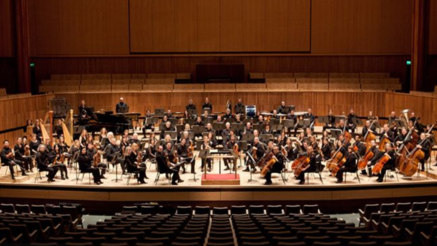 &#x397; Philharmonia Orchestra &#x3BC;&#x3B5; &#x3C4;&#x3BF;&#x3BD; &#x3C3;&#x3BF;&#x3BB;&#x3AF;&#x3C3;&#x3C4; Song &#x3A4;zin &#x3A4;so &#x3C3;&#x3C4;&#x3BF; &#x39C;&#x3AD;&#x3B3;&#x3B1;&#x3C1;&#x3BF; &#x39C;&#x3BF;&#x3C5;&#x3C3;&#x3B9;&#x3BA;&#x3AE;&#x3C2;