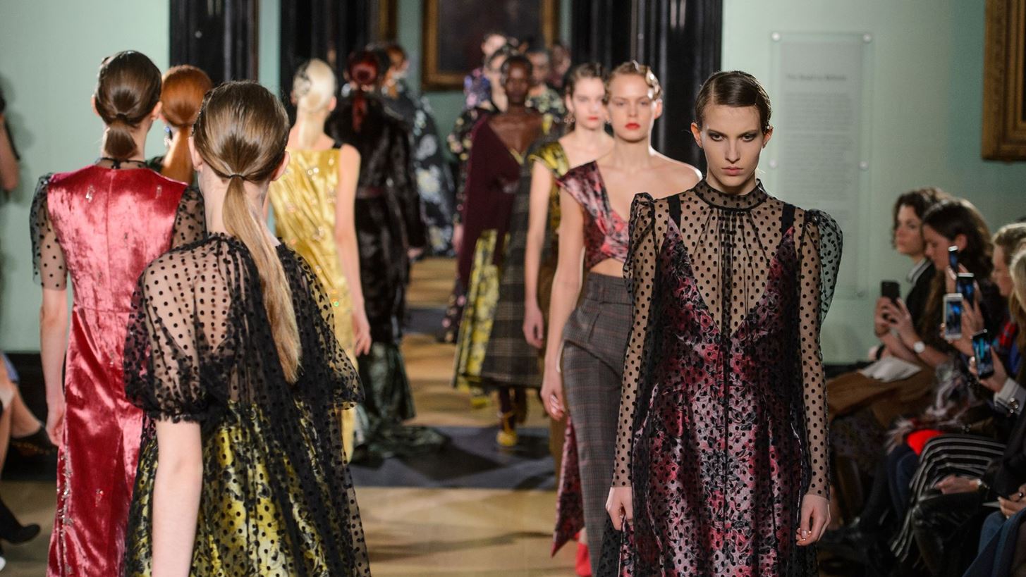 Mary Katrantzou- Erdem &#x3A7;&#x3B5;&#x3B9;&#x3BC;&#x3CE;&#x3BD;&#x3B1;&#x3C2; 2018: &#x388;&#x3BD;&#x3B1; fashion &#x3C4;&#x3B1;&#x3BE;&#x3AF;&#x3B4;&#x3B9; &#x3C3;&#x3C4;&#x3B7;&#x3BD; &#x3B9;&#x3C3;&#x3C4;&#x3BF;&#x3C1;&#x3AF;&#x3B1; &#x3C4;&#x3B7;&#x3C2; &#x3C4;&#x3AD;&#x3C7;&#x3BD;&#x3B7;&#x3C2; &#x3BA;&#x3B1;&#x3B9; &#x3C4;&#x3B7;&#x3C2; &#x3B1;&#x3B9;&#x3C3;&#x3B8;&#x3B7;&#x3C4;&#x3B9;&#x3BA;&#x3AE;&#x3C2;