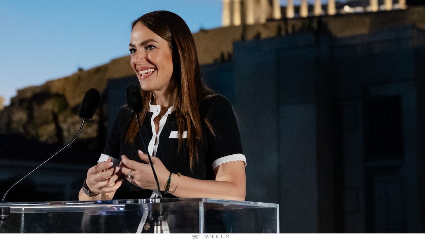 Δόμνα Μιχαηλίδου | Σπάνια βραδινή εμφάνιση σε χριστουγεννιάτικο δείπνο στο City Link