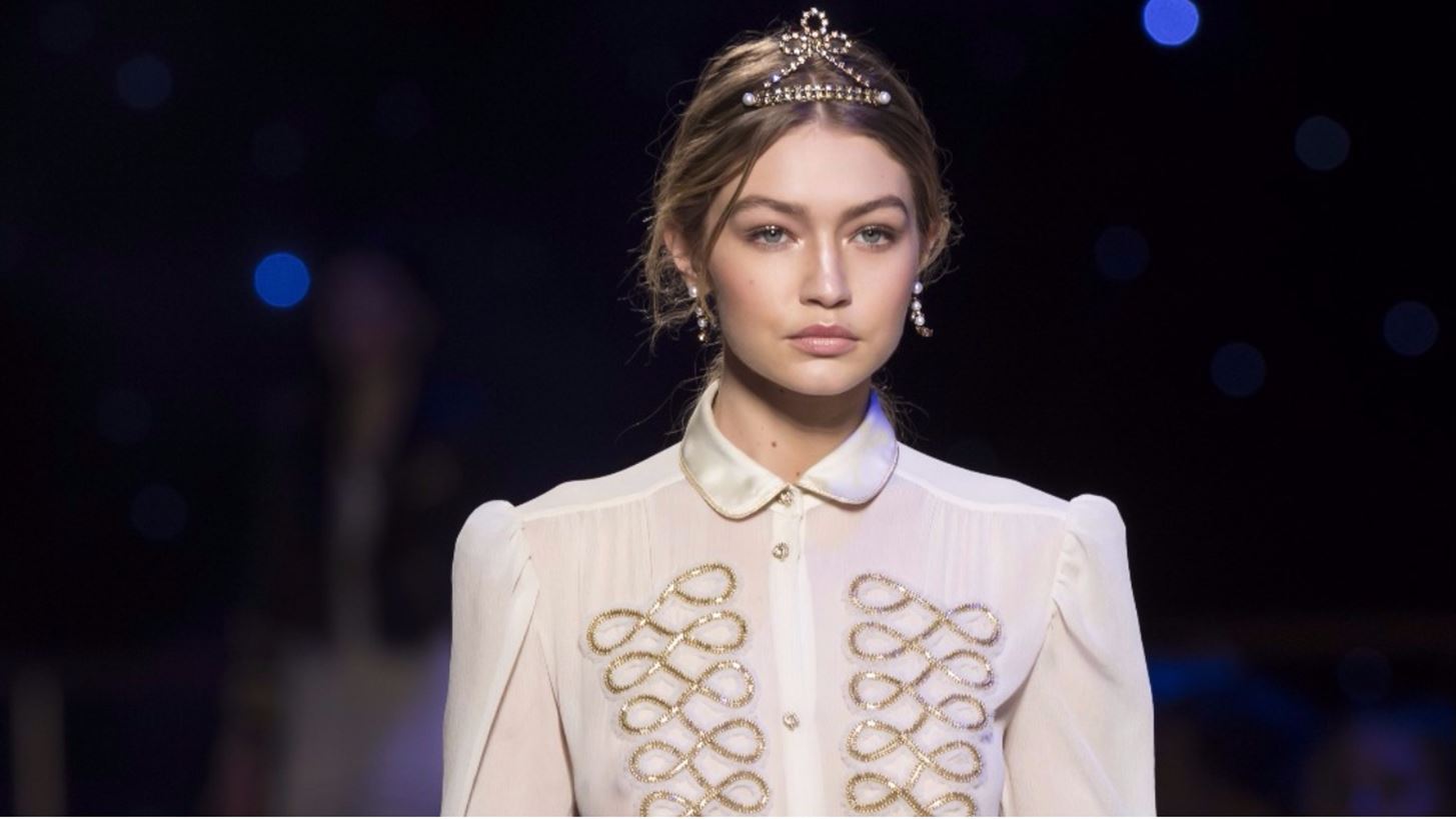 &#x397; Gigi Hadid &#x3C3;&#x3C5;&#x3BD;&#x3B5;&#x3C1;&#x3B3;&#x3AC;&#x3B6;&#x3B5;&#x3C4;&#x3B1;&#x3B9; &#x3BE;&#x3B1;&#x3BD;&#x3AC; &#x3BC;&#x3B5; &#x3C4;&#x3BF;&#x3BD; Stuart Weitzman &#x3B3;&#x3B9;&#x3B1; &#x3BC;&#x3AF;&#x3B1; &#x3BD;&#x3AD;&#x3B1; &#x3C3;&#x3C5;&#x3BB;&#x3BB;&#x3BF;&#x3B3;&#x3AE;