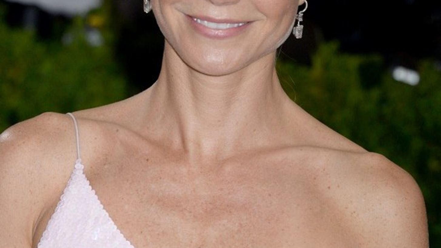 Gwyneth Paltrow: &#x395;&#x3BE;&#x3B7;&#x3B3;&#x3B5;&#x3AF; &#x3C0;&#x3CE;&#x3C2; &#x3BF; &#x3C7;&#x3C9;&#x3C1;&#x3B9;&#x3C3;&#x3BC;&#x3CC;&#x3C2; &#x3C4;&#x3B7;&#x3C2; &#x3BC;&#x3B5; &#x3C4;&#x3BF;&#x3BD; Brad Pitt (&#x3C0;&#x3B1;&#x3C1;&#x3B1;&#x3BB;&#x3AF;&#x3B3;&#x3BF;) &#x3BD;&#x3B1; &#x3C4;&#x3B7;&#x3C2; &#x3BA;&#x3BF;&#x3C3;&#x3C4;&#x3AF;&#x3C3;&#x3B5;&#x3B9; &#x3C4;&#x3BF; &#x38C;&#x3C3;&#x3BA;&#x3B1;&#x3C1;