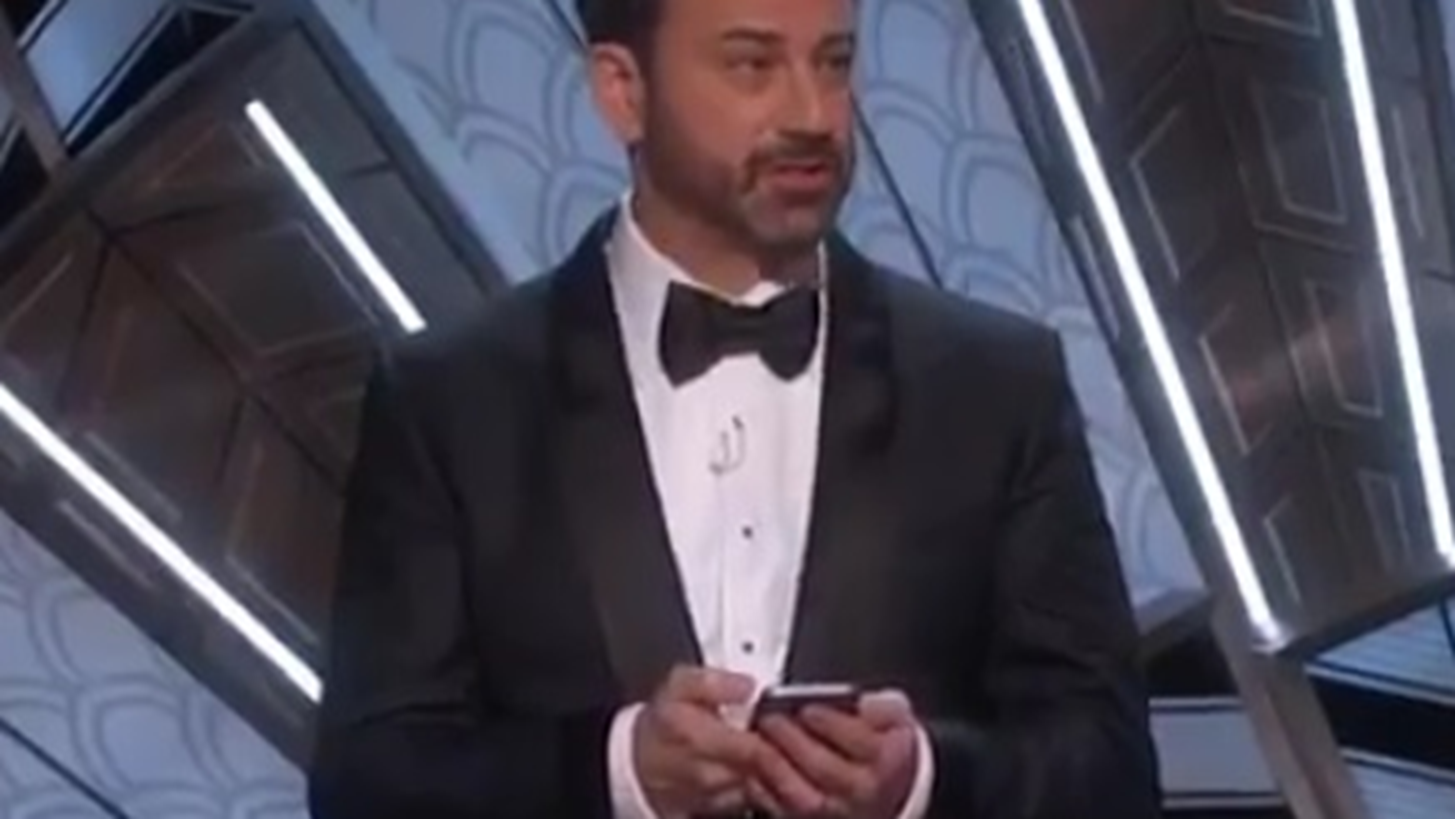 Jimmy Kimmel: &#x388;&#x3C3;&#x3C4;&#x3B5;&#x3B9;&#x3BB;&#x3B5; &#x3BC;&#x3AE;&#x3BD;&#x3C5;&#x3BC;&#x3B1; &#x3C3;&#x3C4;&#x3BF;&#x3BD; Donald Trump &#x3C4;&#x3B7;&#x3BD; &#x3CE;&#x3C1;&#x3B1; &#x3C4;&#x3C9;&#x3BD; &#x38C;&#x3C3;&#x3BA;&#x3B1;&#x3C1;