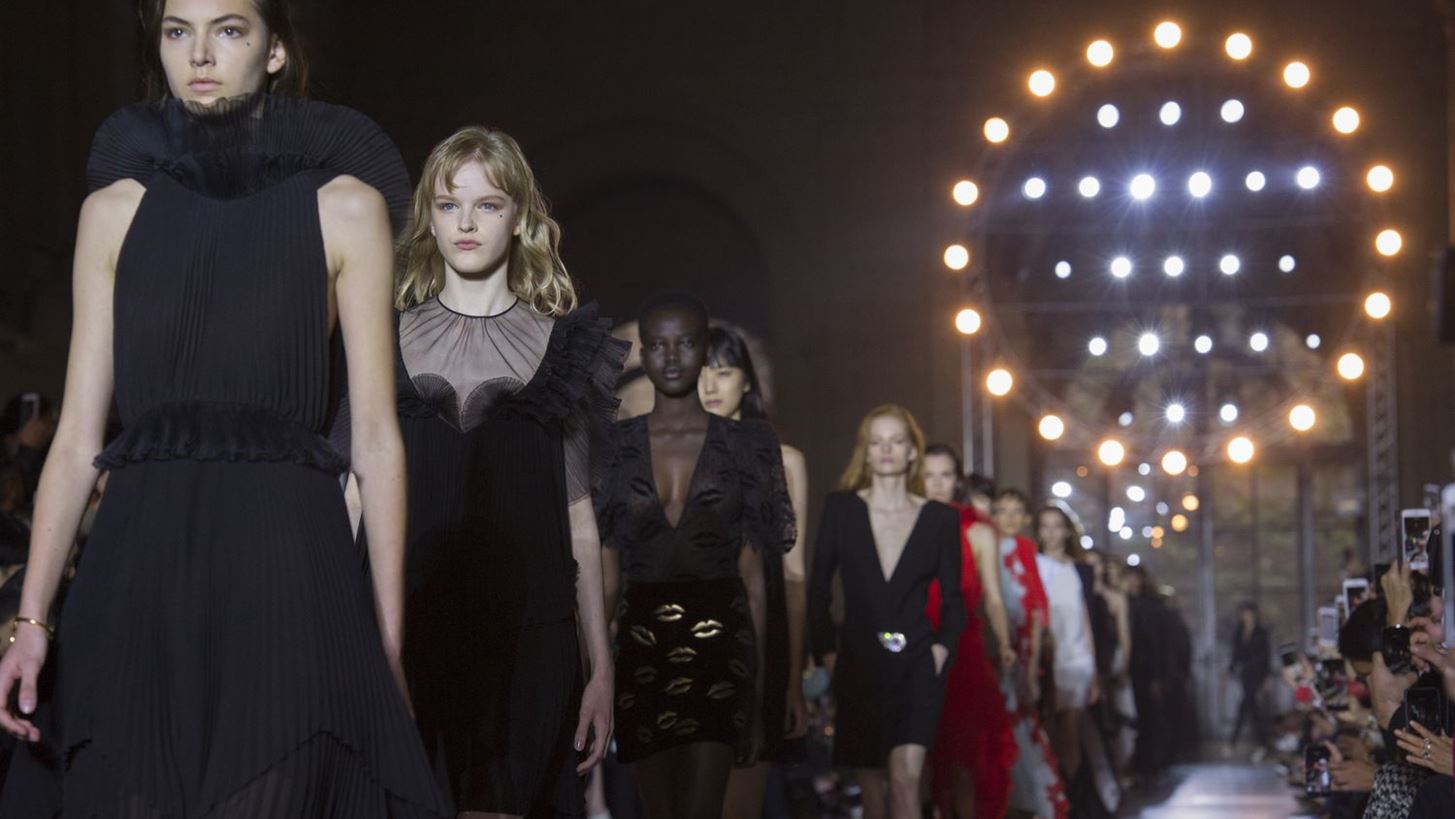 Celine, Givenchy S/S &#x27;18: &#x3A4;&#x3B1; &#x3C9;&#x3C1;&#x3B1;&#x3B9;&#x3CC;&#x3C4;&#x3B5;&#x3C1;&#x3B1; looks &#x3C4;&#x3C9;&#x3BD; &#x3C3;&#x3C5;&#x3BB;&#x3BB;&#x3BF;&#x3B3;&#x3CE;&#x3BD;
