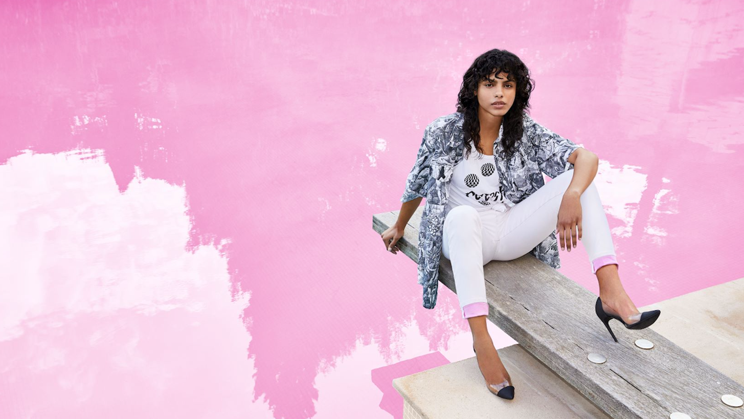 Αυτά τα jeans έχουν μια χρωματιστή λεπτομέρεια που θα σε ενθουσιάσει