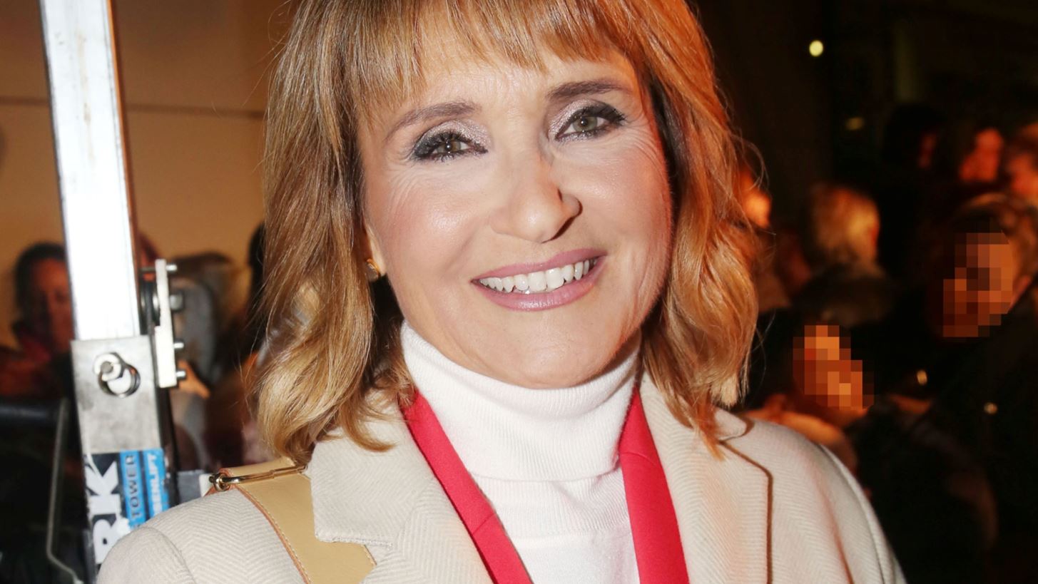 H Μάρα Ζαχαρέα μ' ένα παλτό που είναι ιδανικό για διακριτικό statement σε μια εμφάνιση