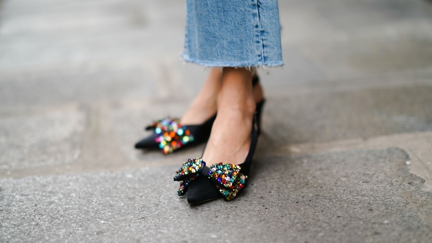 Τα κομψά flat party shoes που συνδυάζουν την άνεση με τη λάμψη για τις γιορτινές εμφανίσεις σου