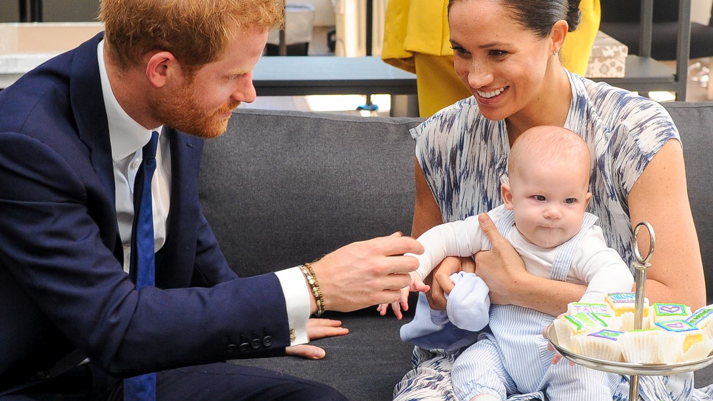 &#x397; Meghan Markle &#x3B1;&#x3C0;&#x3BF;&#x3BA;&#x3AC;&#x3BB;&#x3C5;&#x3C8;&#x3B5; &#x3C4;&#x3BF; &#x3C0;&#x3B1;&#x3C1;&#x3B1;&#x3C4;&#x3C3;&#x3BF;&#x3CD;&#x3BA;&#x3BB;&#x3B9; &#x3C4;&#x3BF;&#x3C5; &#x3BC;&#x3B9;&#x3BA;&#x3C1;&#x3BF;&#x3CD; Archie &#x3BA;&#x3B1;&#x3B9; &#x3B5;&#x3AF;&#x3BD;&#x3B1;&#x3B9; &#x3B1;&#x3BE;&#x3B9;&#x3BF;&#x3BB;&#x3AC;&#x3C4;&#x3C1;&#x3B5;&#x3C5;&#x3C4;&#x3BF;