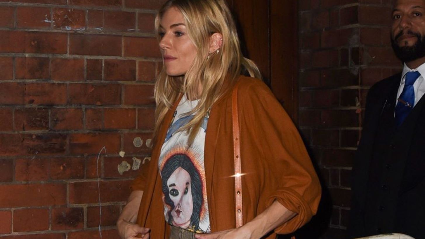 &#x391;&#x3C5;&#x3C4;&#x3CC; &#x3B5;&#x3AF;&#x3BD;&#x3B1;&#x3B9; &#x3C4;&#x3BF; cult T-shirt &#x3C0;&#x3BF;&#x3C5; &#x3C6;&#x3BF;&#x3C1;&#x3BF;&#x3CD;&#x3BD; &#x3CC;&#x3BB;&#x3B5;&#x3C2; &#x3BF;&#x3B9; fashion insiders