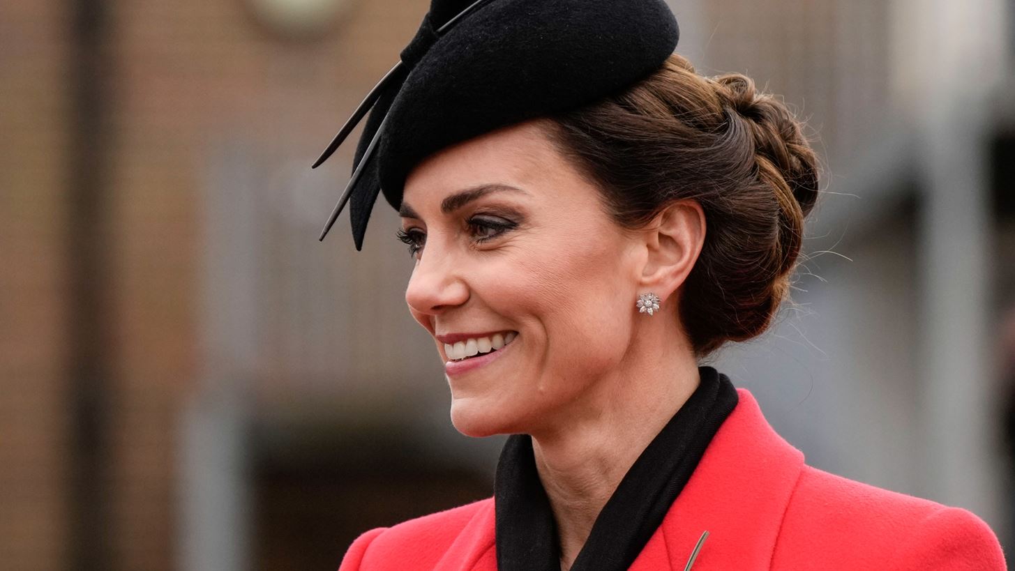 Kate Middleton | &#x39A;&#x3C1;&#x3B1;&#x3C4;&#x3AC;&#x3B5;&#x3B9; &#x3C4;&#x3B1; &#x3C6;&#x3BF;&#x3C1;&#x3AD;&#x3BC;&#x3B1;&#x3C4;&#x3AC; &#x3C4;&#x3B7;&#x3C2; &#x3B1;&#x3C6;&#x3BF;&#x3CD; &#x3C4;&#x3B1; &#x3C6;&#x3BF;&#x3C1;&#x3AD;&#x3C3;&#x3B5;&#x3B9; &#x3AE; &#x3C4;&#x3B1; &#x3B5;&#x3C0;&#x3B9;&#x3C3;&#x3C4;&#x3C1;&#x3AD;&#x3C6;&#x3B5;&#x3B9;;