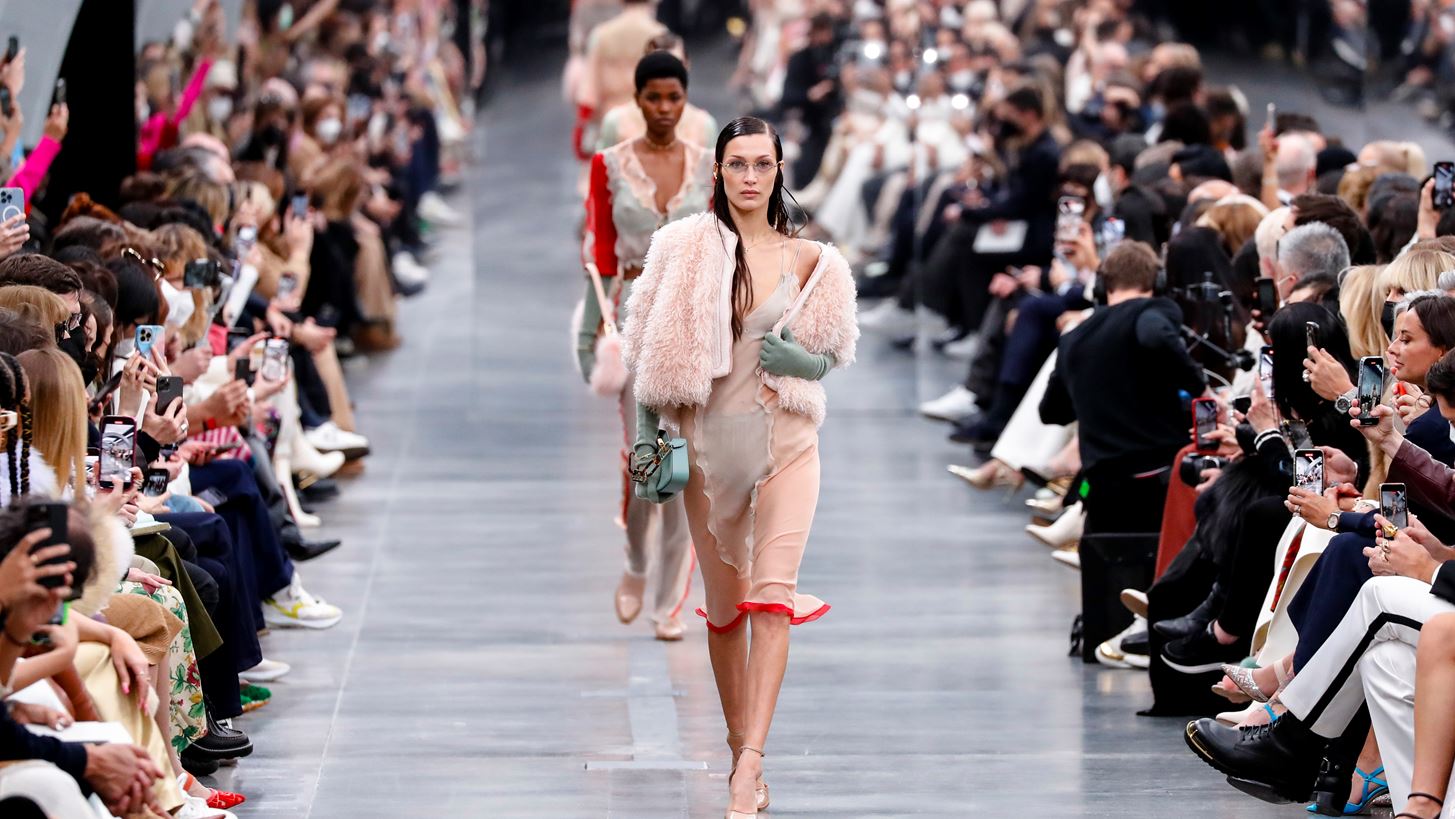Fendi FW'22 | H συλλογή που φέρνει το τολμηρό sexy στο power dressing