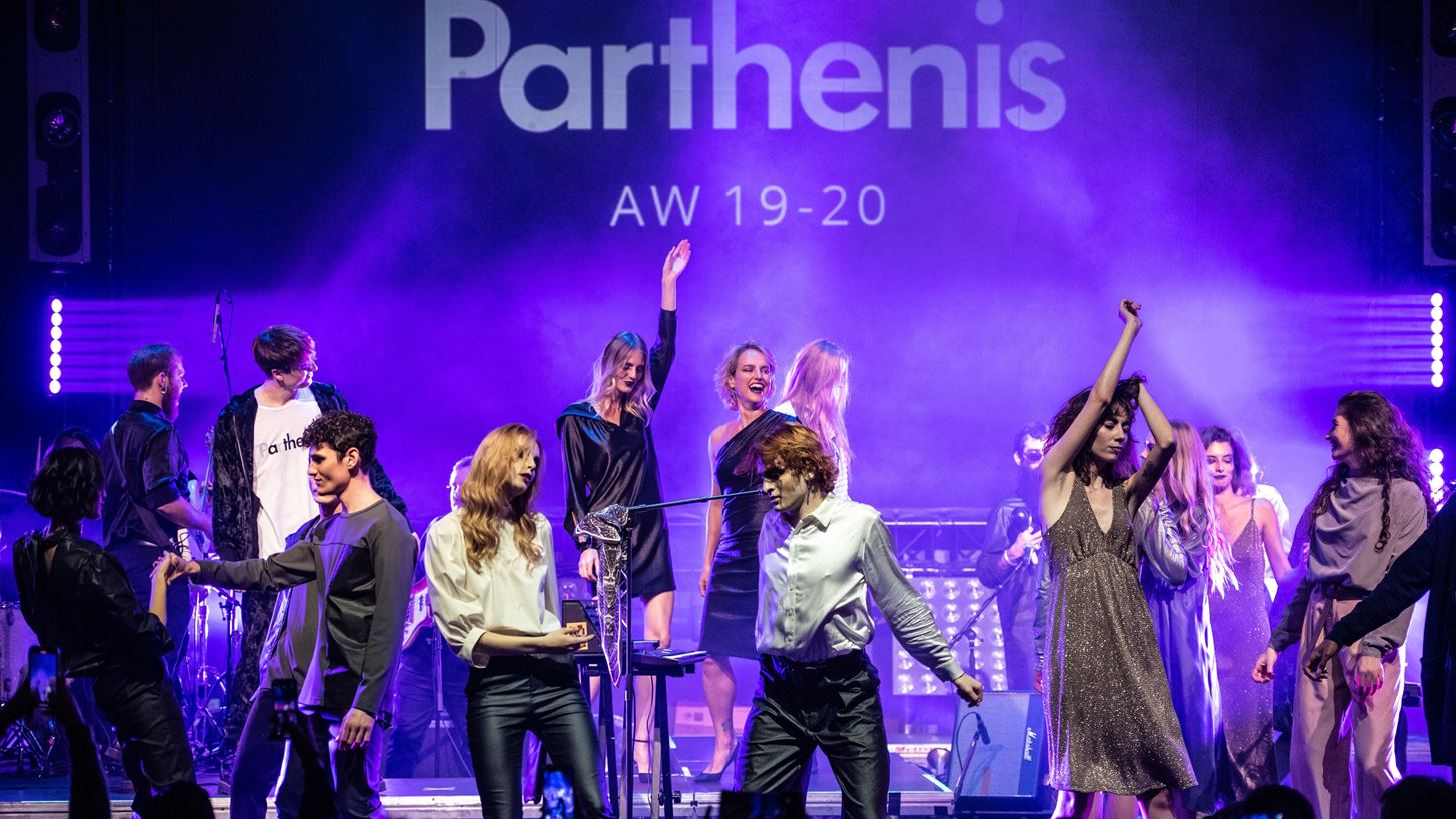 O &#x3BF;&#x3AF;&#x3BA;&#x3BF;&#x3C2; Parthenis &#x3AD;&#x3BA;&#x3BB;&#x3B5;&#x3B9;&#x3C3;&#x3B5; &#x3C4;&#x3B7;&#x3BD; &#x3B1;&#x3C5;&#x3BB;&#x3B1;&#x3AF;&#x3B1; &#x3C4;&#x3BF;&#x3C5; 26&#x3BF;&#x3C5; &#x391;XDW &#x3BC;&#x3B5; &#x3AD;&#x3BD;&#x3B1; &#x3C6;&#x3B1;&#x3BD;&#x3C4;&#x3B1;&#x3C3;&#x3BC;&#x3B1;&#x3B3;&#x3BF;&#x3C1;&#x3B9;&#x3BA;&#x3CC; Fashion Gig