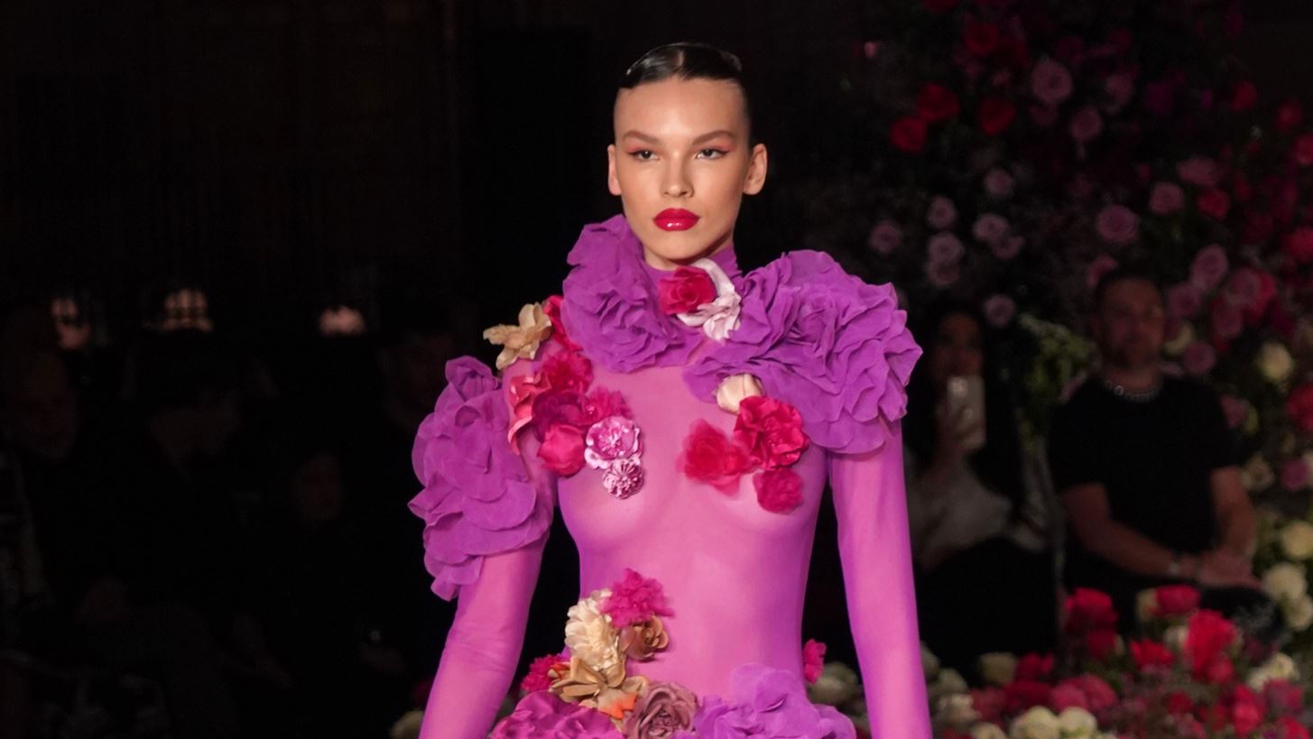 NYFW AW &#x27;23 | &#x3A4;&#x3B1; &#x3C0;&#x3B9;&#x3BF; &#x3C3;&#x3C5;&#x3BD;&#x3B1;&#x3C1;&#x3C0;&#x3B1;&#x3C3;&#x3C4;&#x3B9;&#x3BA;&#x3AC; beauty looks &#x3C0;&#x3BF;&#x3C5; &#x3BE;&#x3B5;&#x3C7;&#x3C9;&#x3C1;&#x3AF;&#x3C3;&#x3B1;&#x3BC;&#x3B5; &#x3C3;&#x3C4;&#x3B7;&#x3BD; &#x3C0;&#x3B1;&#x3C3;&#x3B1;&#x3C1;&#x3AD;&#x3BB;&#x3B1;