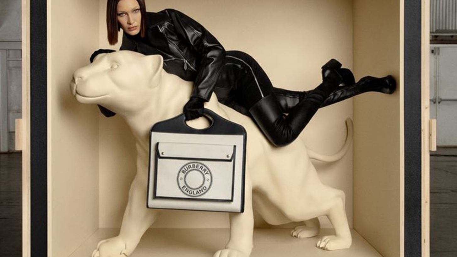 Η Bella Hadid πρωταγωνιστεί στην καμπάνια της Pocket Bag του οίκου Burberry