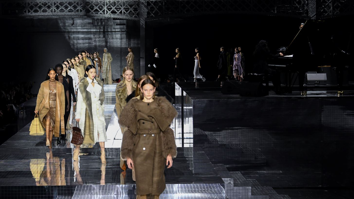 &#x3A4;&#x3BF; &#x3B5;&#x3C0;&#x3CC;&#x3BC;&#x3B5;&#x3BD;&#x3BF; show &#x3C4;&#x3BF;&#x3C5; &#x3BF;&#x3AF;&#x3BA;&#x3BF;&#x3C5; Burberry &#x3B8;&#x3B1; &#x3C0;&#x3C1;&#x3B1;&#x3B3;&#x3BC;&#x3B1;&#x3C4;&#x3BF;&#x3C0;&#x3BF;&#x3B9;&#x3B7;&#x3B8;&#x3B5;&#x3AF; &#x3C3;&#x3C4;&#x3B7;&#x3BD; &#x3B5;&#x3BE;&#x3BF;&#x3C7;&#x3AE;