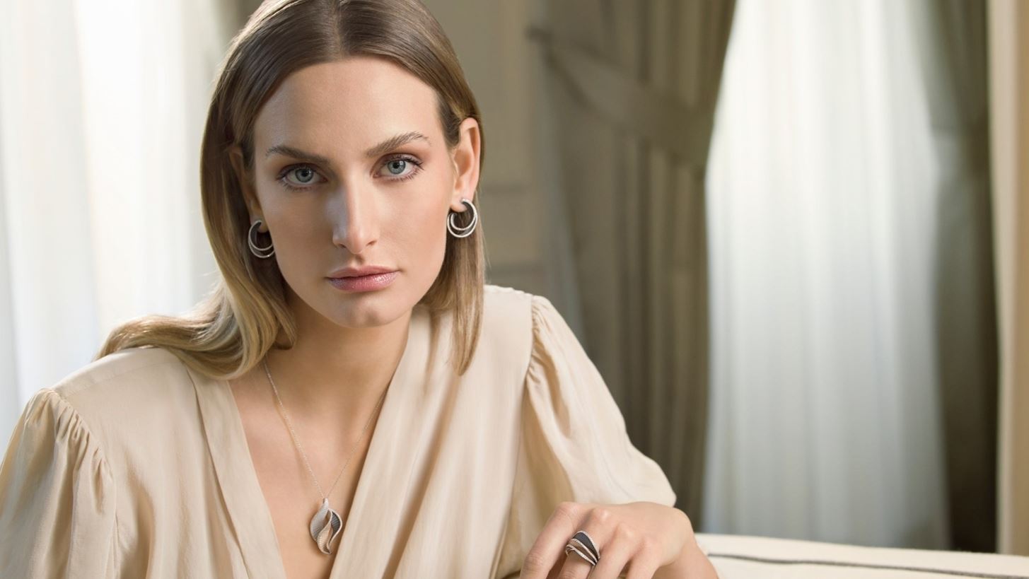 AnnaMaria Cammili Jewels | &#x3A4;&#x3B1; &#x3BA;&#x3BF;&#x3C3;&#x3BC;&#x3AE;&#x3BC;&#x3B1;&#x3C4;&#x3B1; &#x3C0;&#x3BF;&#x3C5; &#x3BC;&#x3BF;&#x3B9;&#x3AC;&#x3B6;&#x3BF;&#x3C5;&#x3BD; &#x3BC;&#x3B5; &#x3AD;&#x3C1;&#x3B3;&#x3B1; &#x3C4;&#x3AD;&#x3C7;&#x3BD;&#x3B7;&#x3C2; &#x3BA;&#x3B1;&#x3B9; &#x3C0;&#x3C1;&#x3CC;&#x3BA;&#x3B5;&#x3B9;&#x3C4;&#x3B1;&#x3B9; &#x3BD;&#x3B1; &#x3BA;&#x3AC;&#x3BD;&#x3BF;&#x3C5;&#x3BD; &#x3C4;&#x3BF; &#x3C3;&#x3C4;&#x3B9;&#x3BB; &#x3C3;&#x3BF;&#x3C5; &#x3BC;&#x3BF;&#x3BD;&#x3B1;&#x3B4;&#x3B9;&#x3BA;&#x3CC;