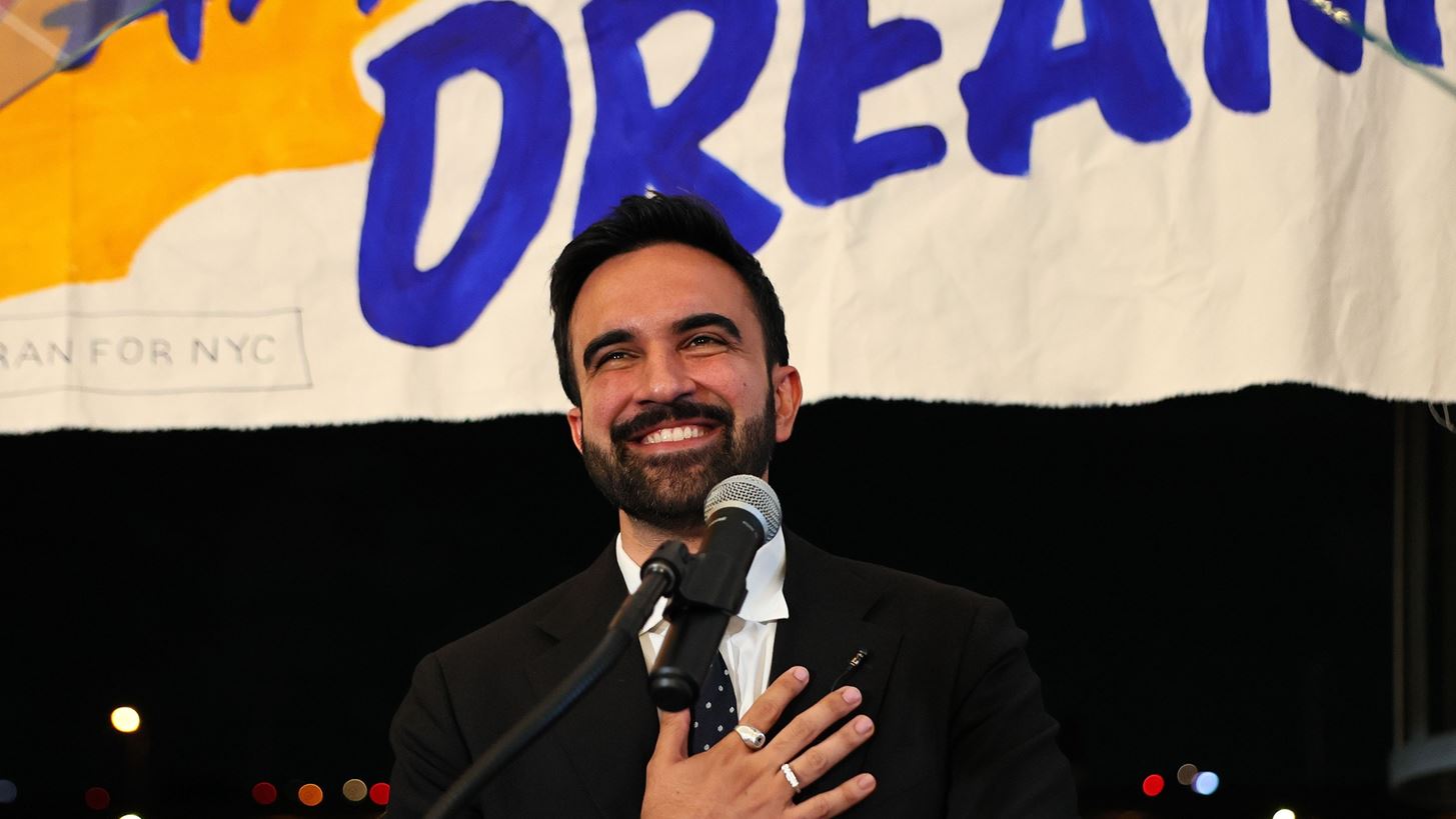 &#x39F; Zohran Mamdani &#x3B5;&#x3AF;&#x3BD;&#x3B1;&#x3B9; &#x3BF; &#x3C0;&#x3C1;&#x3CE;&#x3C4;&#x3BF;&#x3C2; &#x3BC;&#x3BF;&#x3C5;&#x3C3;&#x3BF;&#x3C5;&#x3BB;&#x3BC;&#x3AC;&#x3BD;&#x3BF;&#x3C2; &#x3B4;&#x3AE;&#x3BC;&#x3B1;&#x3C1;&#x3C7;&#x3BF;&#x3C2; &#x3C4;&#x3B7;&#x3C2; &#x39D;&#x3AD;&#x3B1;&#x3C2; &#x3A5;&#x3CC;&#x3C1;&#x3BA;&#x3B7;&#x3C2; &#x3BA;&#x3B1;&#x3B9; &#x3B3;&#x3C1;&#x3AC;&#x3C6;&#x3B5;&#x3B9; &#x3C4;&#x3B7; &#x3B4;&#x3B9;&#x3BA;&#x3AE; &#x3C4;&#x3BF;&#x3C5; &#x3B9;&#x3C3;&#x3C4;&#x3BF;&#x3C1;&#x3AF;&#x3B1;