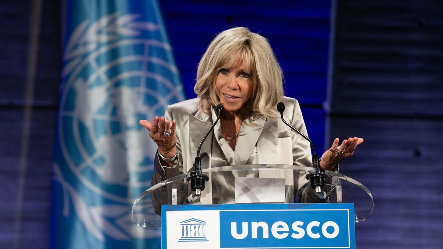 Brigitte Macron | &#x391;&#x3C5;&#x3C4;&#x3AE; &#x3B5;&#x3AF;&#x3BD;&#x3B1;&#x3B9; &#x3B7; &#x3BA;&#x3B1;&#x3B8;&#x3B7;&#x3BC;&#x3B5;&#x3C1;&#x3B9;&#x3BD;&#x3AE; &#x3B4;&#x3C1;&#x3B1;&#x3C3;&#x3C4;&#x3B7;&#x3C1;&#x3B9;&#x3CC;&#x3C4;&#x3B7;&#x3C4;&#x3B1; &#x3C0;&#x3BF;&#x3C5; &#x3C4;&#x3B7;&#x3BD; &#x3BA;&#x3C1;&#x3B1;&#x3C4;&#x3AC; &#x3C3;&#x3B5; &#x3C6;&#x3CC;&#x3C1;&#x3BC;&#x3B1;