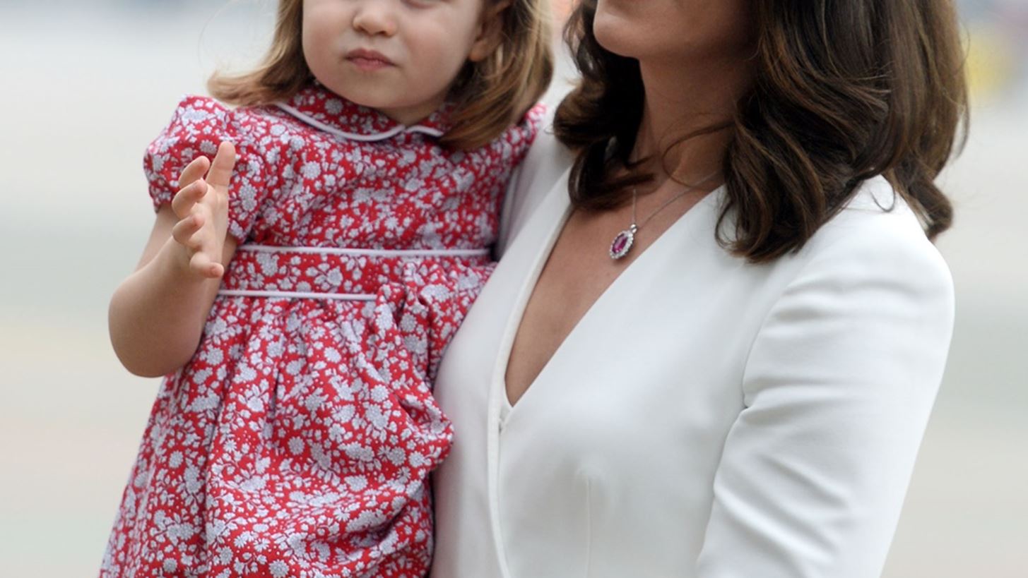 &#x397; &#x3C0;&#x3C1;&#x3B9;&#x3B3;&#x3BA;&#x3AF;&#x3C0;&#x3B9;&#x3C3;&#x3C3;&#x3B1; Charlotte &#x3C0;&#x3BF;&#x3B6;&#x3AC;&#x3C1;&#x3B5;&#x3B9; &#x3C3;&#x3C4;&#x3B7;&#x3BD; Kate Middleton