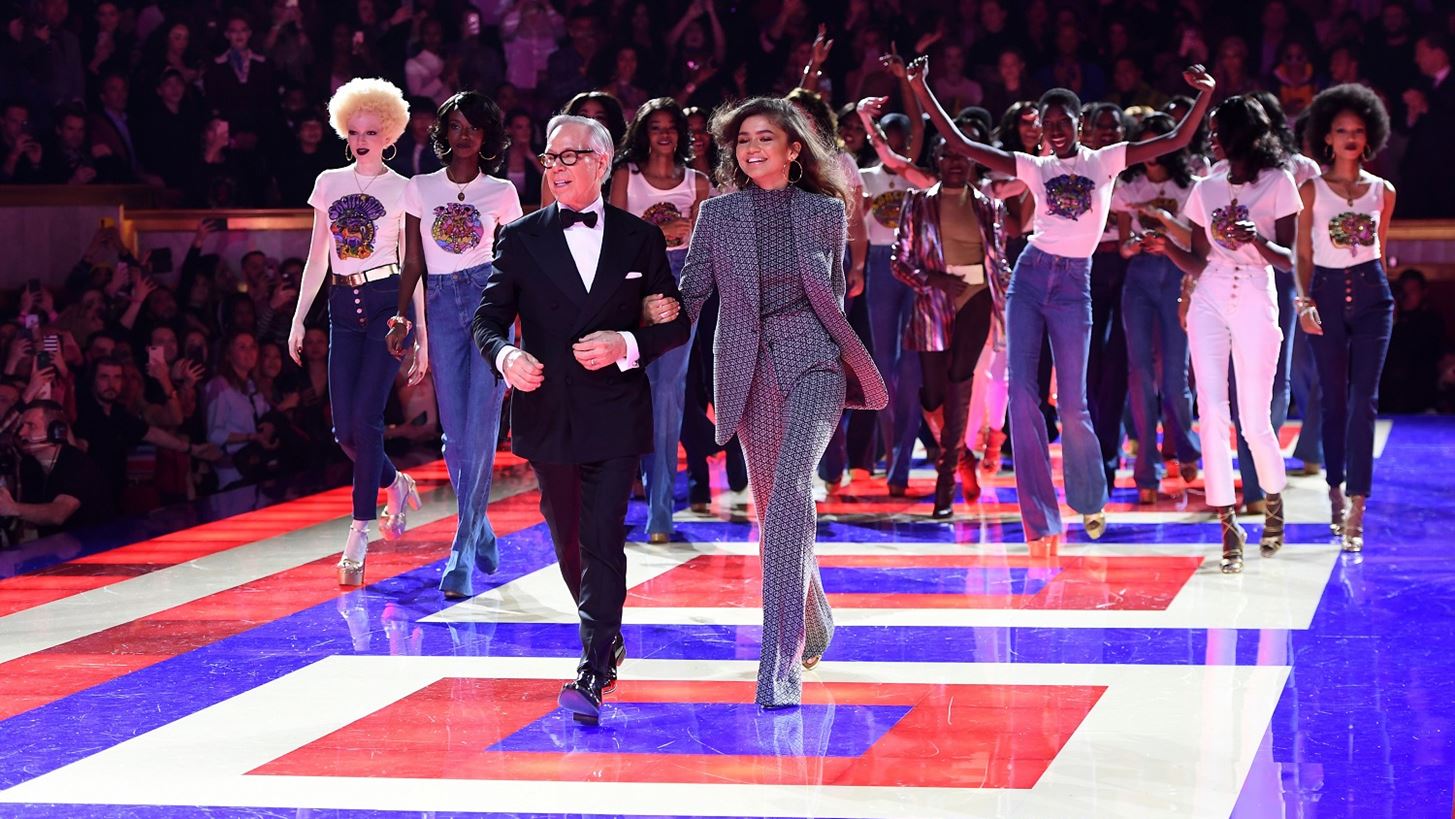 O Tommy Hilfiger &#x3B5;&#x3C0;&#x3B9;&#x3C3;&#x3C4;&#x3C1;&#x3AD;&#x3C6;&#x3B5;&#x3B9; &#x3C3;&#x3C4;&#x3B7;&#x3BD; &#x395;&#x3B2;&#x3B4;&#x3BF;&#x3BC;&#x3AC;&#x3B4;&#x3B1; &#x39C;&#x3CC;&#x3B4;&#x3B1;&#x3C2; &#x3C4;&#x3B7;&#x3C2; &#x39D;&#x3AD;&#x3B1;&#x3C2; &#x3A5;&#x3CC;&#x3C1;&#x3BA;&#x3B7;&#x3C2;
