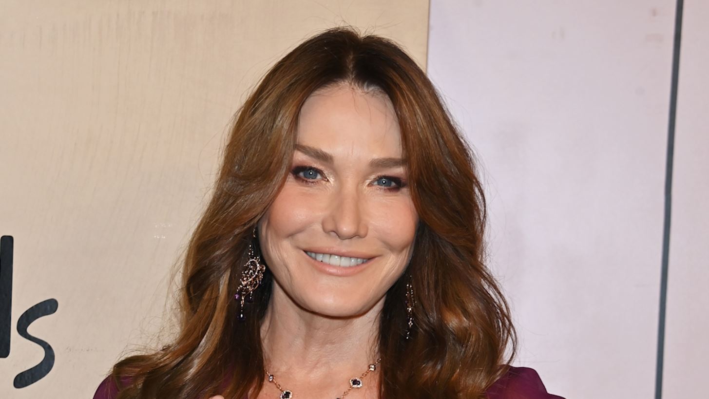 Carla Bruni: &quot;&#x395;&#x3AF;&#x3BC;&#x3B1;&#x3B9; &#x3C3;&#x3B5; &#x3CC;&#x3BB;&#x3B1; &#x3BC;&#x3BF;&#x3C5; &#x3C5;&#x3C0;&#x3B5;&#x3C1;&#x3B2;&#x3BF;&#x3BB;&#x3B9;&#x3BA;&#x3AE;&quot;