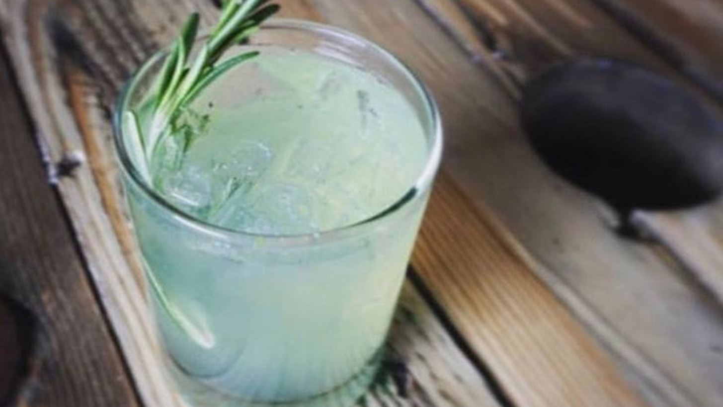 Kι όμως, το να πίνεις τζιν μπορεί να αυξήσει το μεταβολισμό σου!