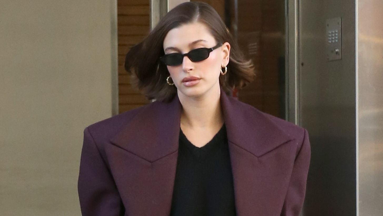 H Hailey Bieber &#x3BC;&#x3B5; &quot;black cherry nails&quot;, &#x3C4;&#x3B7;&#x3BD; &#x3C0;&#x3B9;&#x3BF; &#x3BA;&#x3BF;&#x3BC;&#x3C8;&#x3AE; &#x3B1;&#x3C0;&#x3CC;&#x3C7;&#x3C1;&#x3C9;&#x3C3;&#x3B7; &#x3BD;&#x3C5;&#x3C7;&#x3B9;&#x3CE;&#x3BD; &#x3C4;&#x3BF;&#x3C5; &#x3C6;&#x3B5;&#x3C4;&#x3B9;&#x3BD;&#x3BF;&#x3CD; &#x3C7;&#x3B5;&#x3B9;&#x3BC;&#x3CE;&#x3BD;&#x3B1;