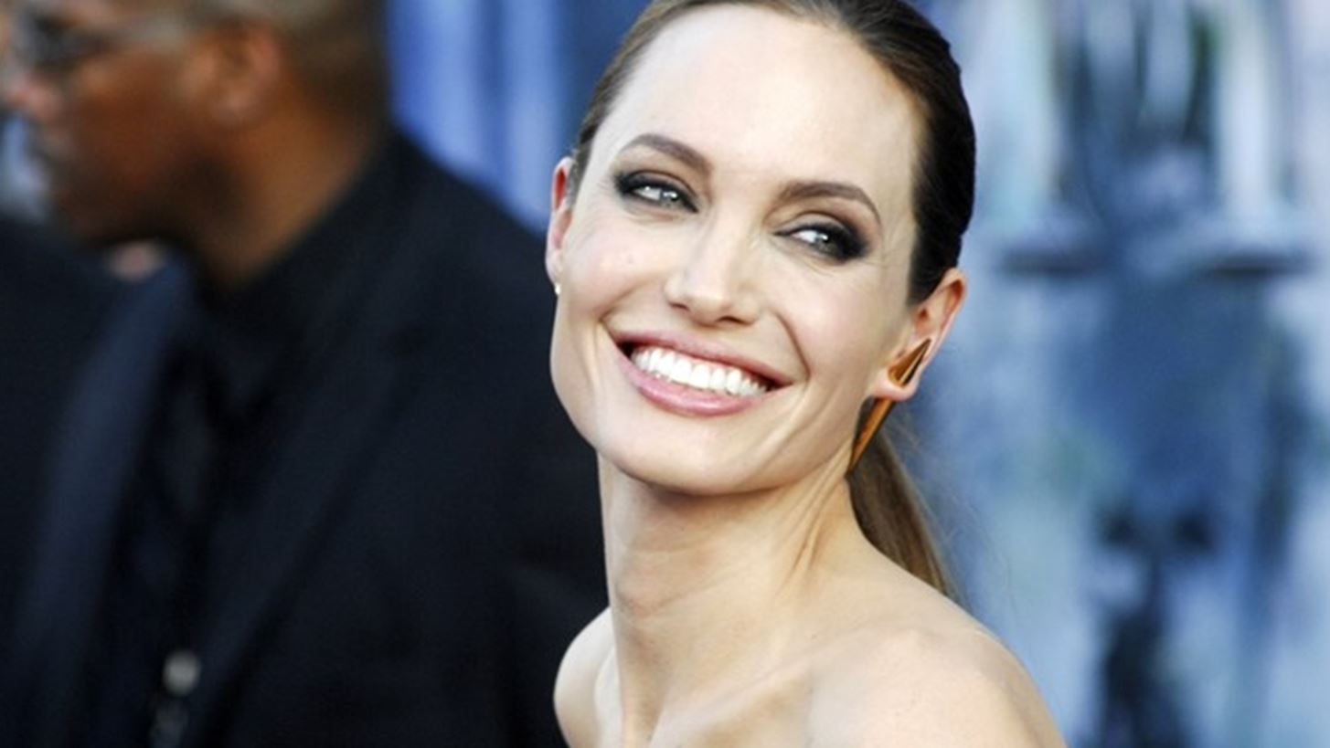 &#x397; &#x391;ngelina Jolie &#x3C3;&#x3C5;&#x3BD;&#x3B5;&#x3C1;&#x3B3;&#x3AC;&#x3B6;&#x3B5;&#x3C4;&#x3B1;&#x3B9; &#x3BC;&#x3B5; &#x3C4;&#x3BF;&#x3BD; &#x3BF;&#x3AF;&#x3BA;&#x3BF; Chlo&#xE9; &#x3B3;&#x3B9;&#x3B1; &#x3C4;&#x3B7;&#x3BD; &#x3C0;&#x3C1;&#x3CE;&#x3C4;&#x3B7; &#x3C4;&#x3B7;&#x3C2; &#x3C3;&#x3C5;&#x3BB;&#x3BB;&#x3BF;&#x3B3;&#x3AE; &#x3B5;&#x3BD;&#x3B4;&#x3C5;&#x3BC;&#x3AC;&#x3C4;&#x3C9;&#x3BD;