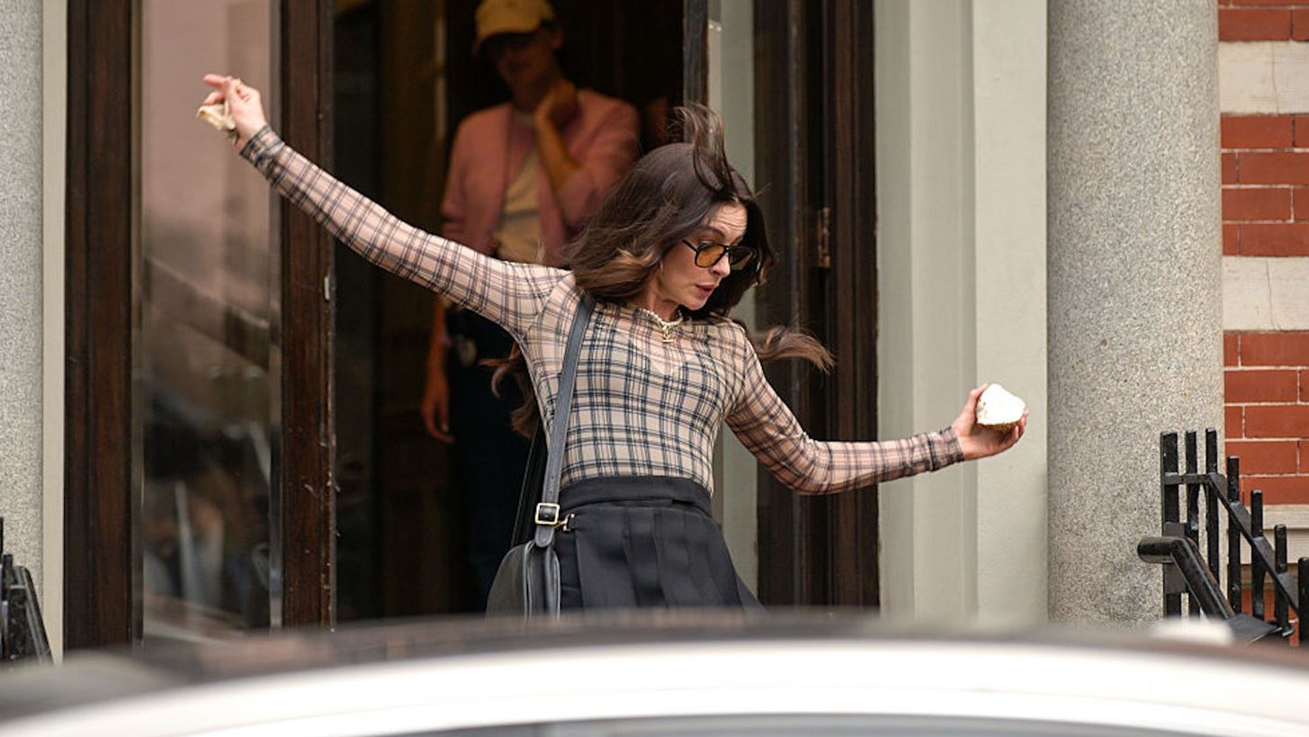 &#x397; &#x3B5;&#x3BD;&#x3C4;&#x3C5;&#x3C0;&#x3C9;&#x3C3;&#x3B9;&#x3B1;&#x3BA;&#x3AE; &#x3C0;&#x3C4;&#x3CE;&#x3C3;&#x3B7; &#x3C4;&#x3B7;&#x3C2; Anne Hathaway &#x3C3;&#x3C4;&#x3B1; &#x3B3;&#x3C5;&#x3C1;&#x3AF;&#x3C3;&#x3BC;&#x3B1;&#x3C4;&#x3B1; &#x3C4;&#x3B7;&#x3C2; &#x3C4;&#x3B1;&#x3B9;&#x3BD;&#x3AF;&#x3B1;&#x3C2; &quot;&#x39F; &#x394;&#x3B9;&#x3AC;&#x3B2;&#x3BF;&#x3BB;&#x3BF;&#x3C2; &#x3A6;&#x3BF;&#x3C1;&#x3AC;&#x3B5;&#x3B9; Prada 2&quot;