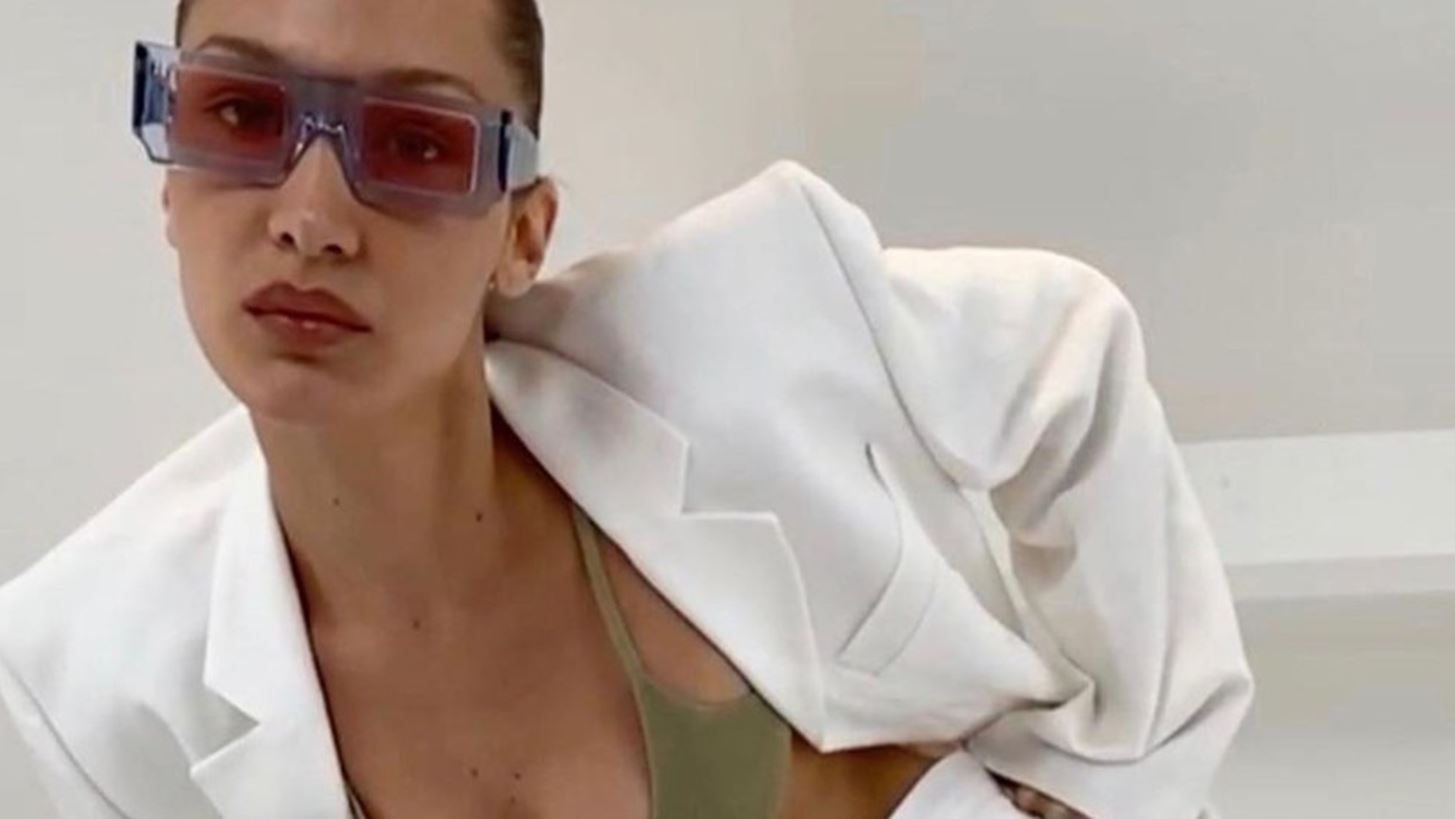 H Bella Hadid &#x3C0;&#x3BF;&#x3B6;&#x3AC;&#x3C1;&#x3B5;&#x3B9; &#x3B3;&#x3C5;&#x3BC;&#x3BD;&#x3AE; &#x3BC;&#x3AD;&#x3C3;&#x3C9; FaceTime &#x3B3;&#x3B9;&#x3B1; &#x3C4;&#x3B7; &#x3BD;&#x3AD;&#x3B1; &#x3BA;&#x3B1;&#x3BC;&#x3C0;&#x3AC;&#x3BD;&#x3B9;&#x3B1; &#x3C4;&#x3BF;&#x3C5; &#x3BF;&#x3AF;&#x3BA;&#x3BF;&#x3C5; Jacquemus
