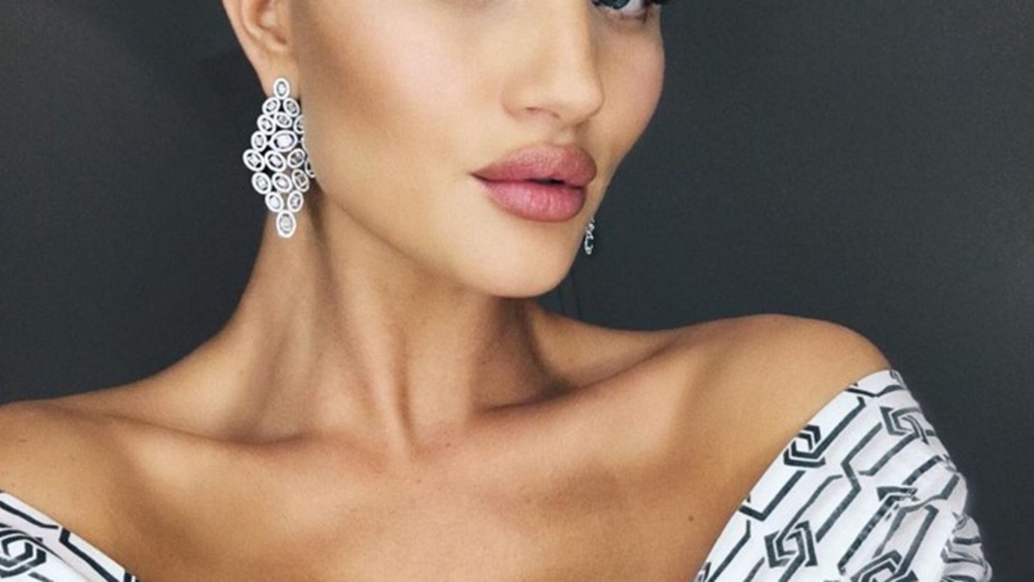 H Rosie Huntington-Whiteley &#x3B1;&#x3C0;&#x3BF;&#x3BA;&#x3B1;&#x3BB;&#x3CD;&#x3C0;&#x3C4;&#x3B5;&#x3B9; &#x3C4;&#x3BF; &#x3BC;&#x3C5;&#x3C3;&#x3C4;&#x3B9;&#x3BA;&#x3CC; &#x3C4;&#x3B7;&#x3C2; &#x3C4;&#x3AD;&#x3BB;&#x3B5;&#x3B9;&#x3B1;&#x3C2; selfie
