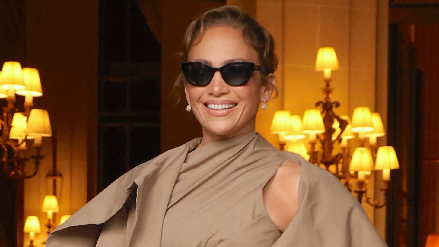 &#x397; Jennifer Lopez &#x3BC;&#x3B5; head-to-toe Burberry outfit &#x3C3;&#x3C4;&#x3BF; &#x394;&#x3B9;&#x3B5;&#x3B8;&#x3BD;&#x3AD;&#x3C2; &#x3A6;&#x3B5;&#x3C3;&#x3C4;&#x3B9;&#x3B2;&#x3AC;&#x3BB; &#x39A;&#x3B9;&#x3BD;&#x3B7;&#x3BC;&#x3B1;&#x3C4;&#x3BF;&#x3B3;&#x3C1;&#x3AC;&#x3C6;&#x3BF;&#x3C5; &#x3C4;&#x3BF;&#x3C5; &#x3A4;&#x3BF;&#x3C1;&#x3CC;&#x3BD;&#x3C4;&#x3BF;