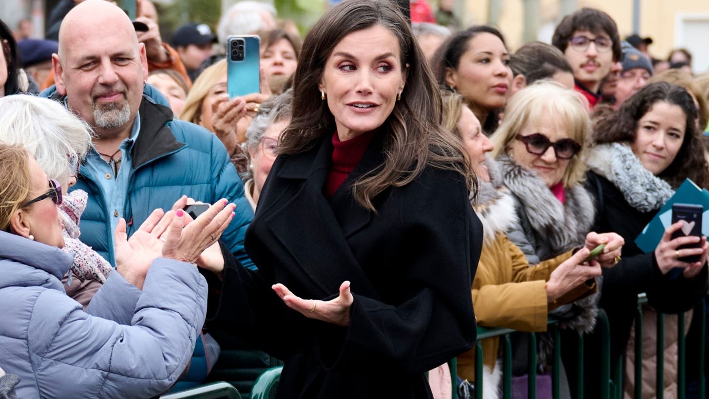 Letizia &#x3C4;&#x3B7;&#x3C2; &#x399;&#x3C3;&#x3C0;&#x3B1;&#x3BD;&#x3AF;&#x3B1;&#x3C2; | &#x39C;&#x3B5; midi &#x3BC;&#x3C0;&#x3BF;&#x3C1;&#x3BD;&#x3C4;&#x3CC; &#x3C6;&#x3CC;&#x3C1;&#x3B5;&#x3BC;&#x3B1; &#x3B1;&#x3C0;&#x3CC; &#x3C4;&#x3B7; Massimo Dutti &#x3BA;&#x3B1;&#x3B9; &#x3C0;&#x3B1;&#x3BB;&#x3C4;&#x3CC; &#x3B1;&#x3C0;&#x3CC; &#x3C4;&#x3B7; Mango