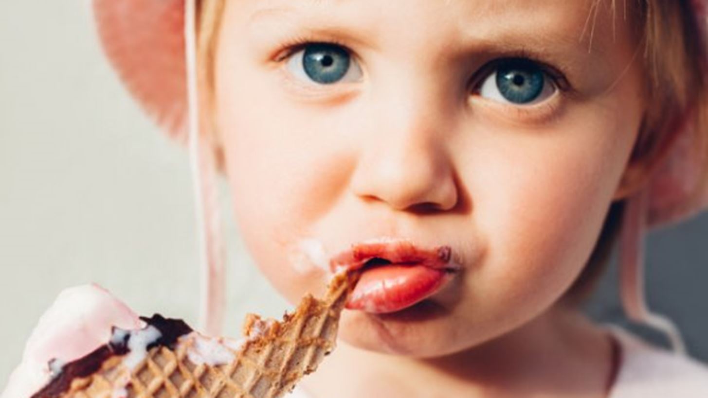 Πώς θα φτιάξεις υγιεινό παγωτό χωρίς ζάχαρη και μάφιν σοκολάτας με σπανάκι για τα παιδιά και όχι μόνο!