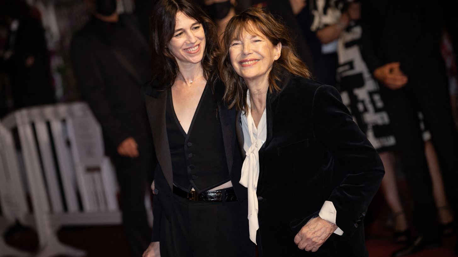 Jane Birkin | Η σπάνια εμφάνιση στο κόκκινο χαλί των Καννών με την κόρη της, Charlotte Gainsbourg