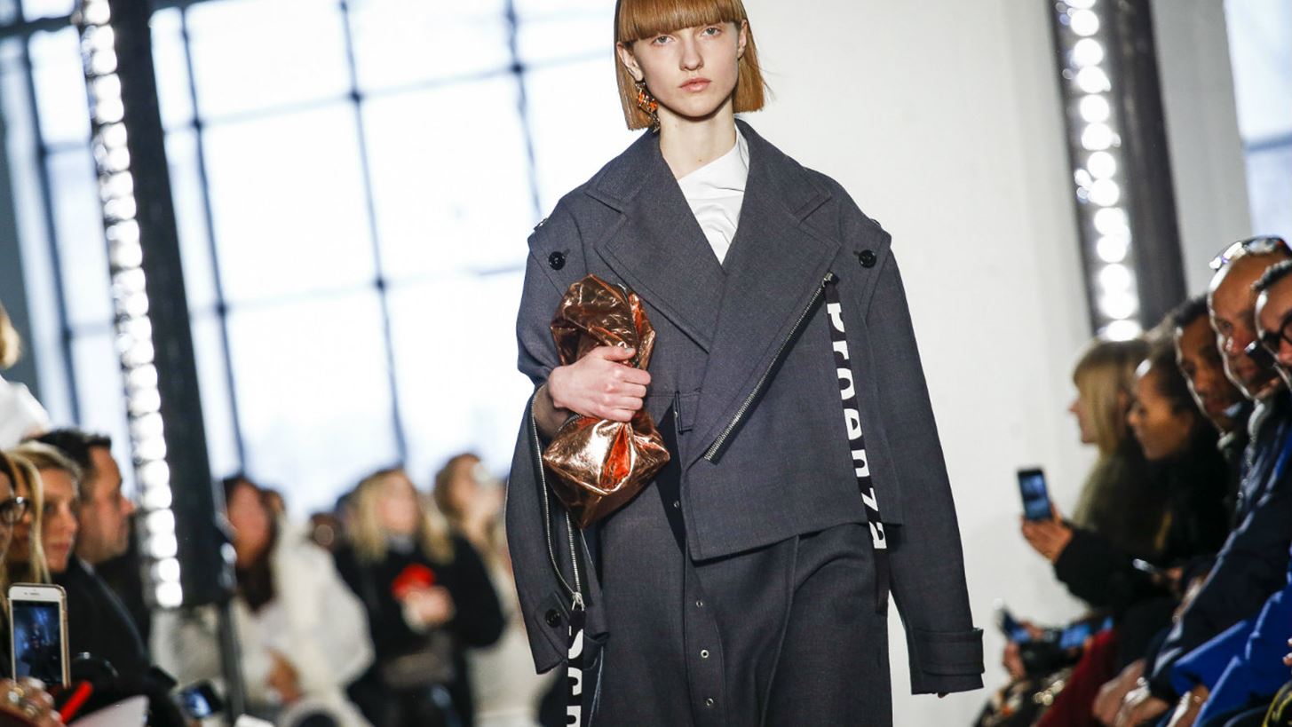 &#x39F;&#x3B9; Proenza Schouler &#x3BB;&#x3B1;&#x3BD;&#x3C3;&#x3AC;&#x3C1;&#x3BF;&#x3C5;&#x3BD; &#x3BC;&#x3B9;&#x3B1; &#x3BD;&#x3AD;&#x3B1; casual (&#x3BA;&#x3B1;&#x3B9; &#x3C0;&#x3B9;&#x3BF; &#x3C0;&#x3C1;&#x3BF;&#x3C3;&#x3B9;&#x3C4;&#x3AE;) &#x3C3;&#x3B5;&#x3B9;&#x3C1;&#x3AC;