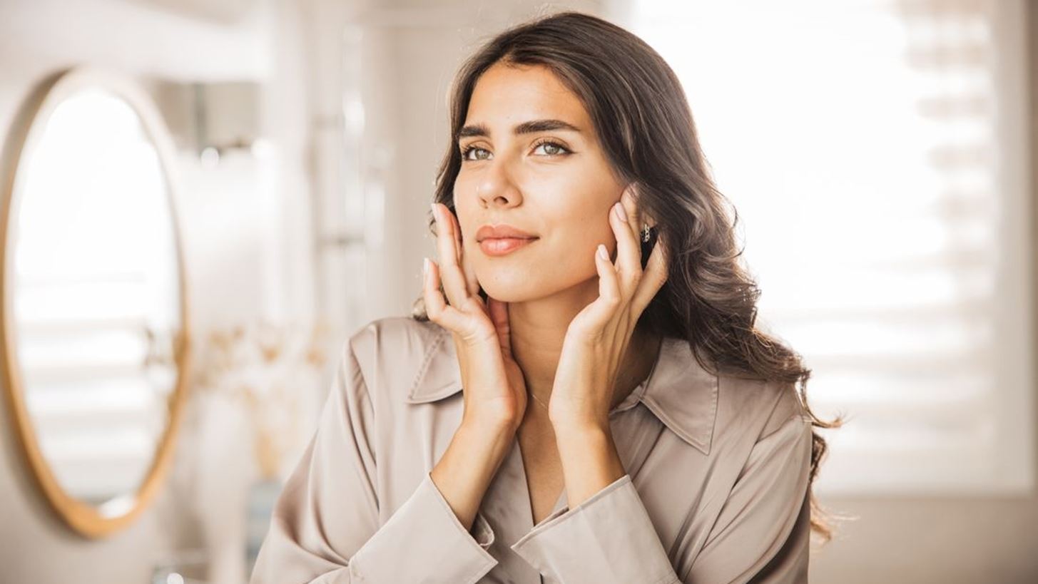 Η επιδερμίδα του προσώπου αποκτά λάμψη και ομοιόμορφο τόνο με αυτόν τον ορό