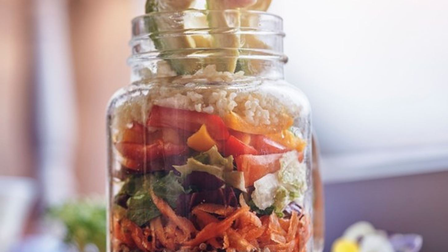 Σαλάτα σε βάζο: Πώς φτιάχνουμε το τέλειο salad jar για ενέργεια, ενδυνάμωση, ενυδάτωση