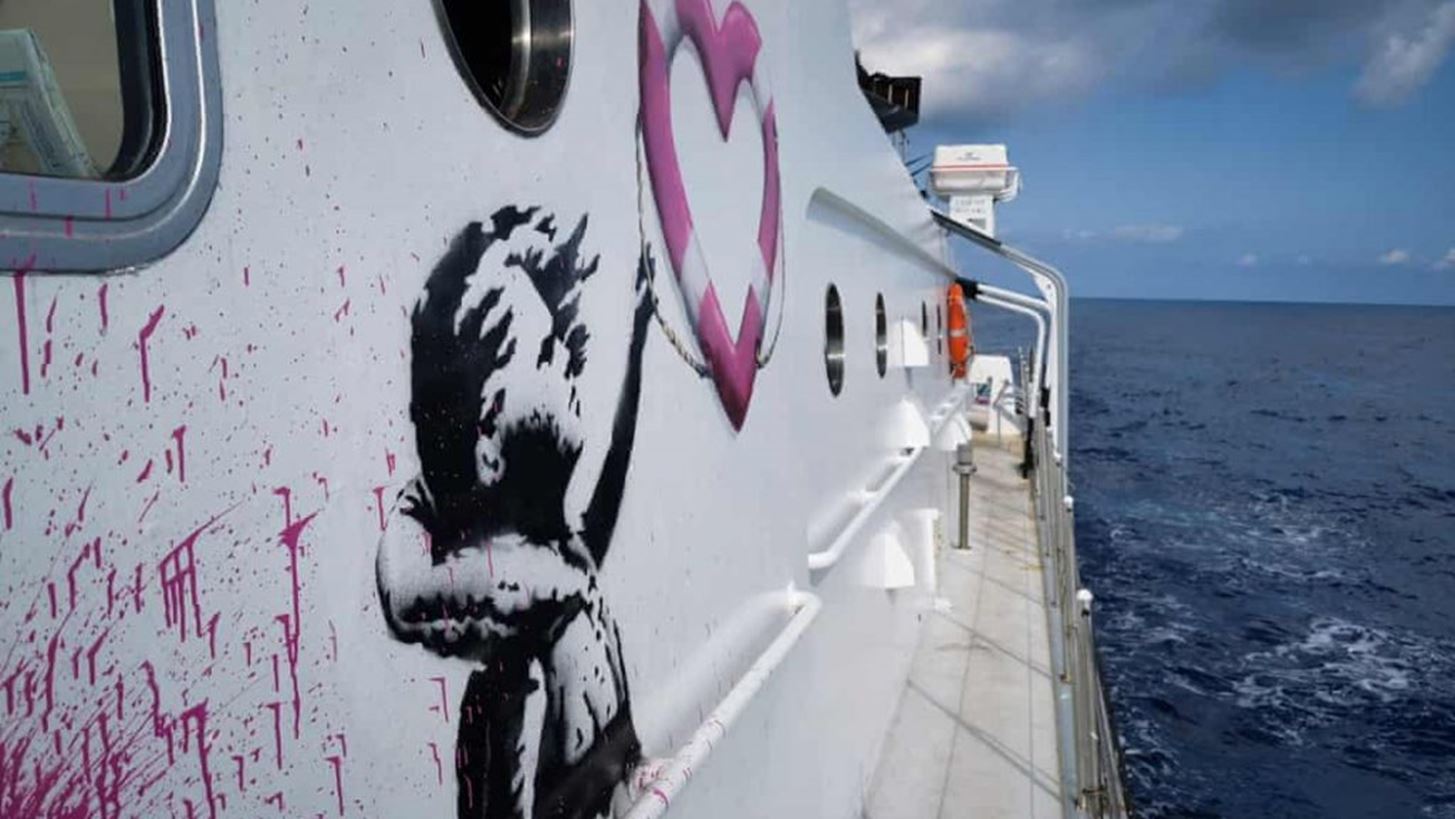 O Banksy &#x3C7;&#x3C1;&#x3B7;&#x3BC;&#x3B1;&#x3C4;&#x3BF;&#x3B4;&#x3BF;&#x3C4;&#x3B5;&#x3AF; &#x3C3;&#x3BA;&#x3AC;&#x3C6;&#x3BF;&#x3C2; &#x3B4;&#x3B9;&#x3AC;&#x3C3;&#x3C9;&#x3C3;&#x3B7;&#x3C2; &#x3C0;&#x3C1;&#x3BF;&#x3C3;&#x3C6;&#x3CD;&#x3B3;&#x3C9;&#x3BD; &#x3C3;&#x3C4;&#x3B7; &#x39C;&#x3B5;&#x3C3;&#x3CC;&#x3B3;&#x3B5;&#x3B9;&#x3BF;
