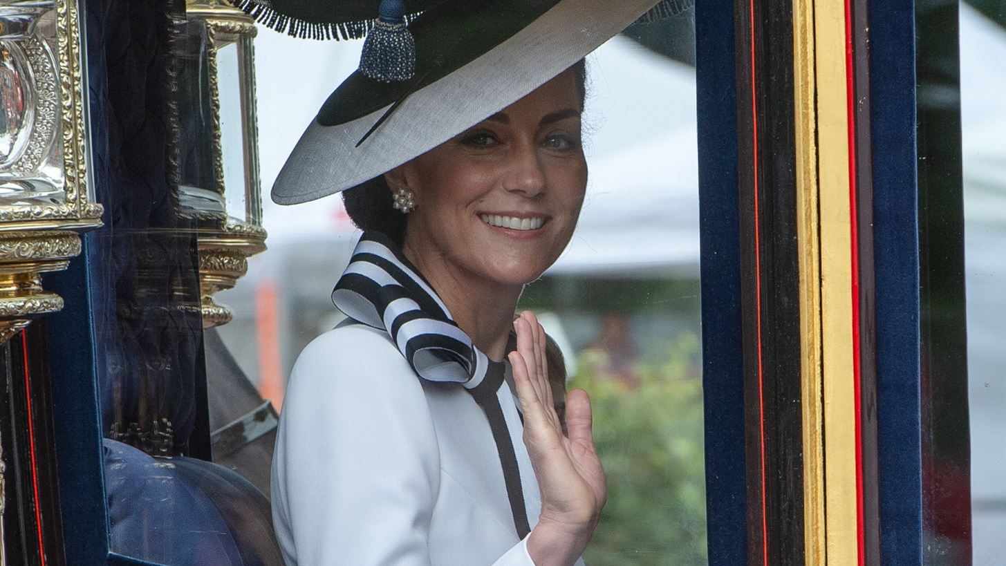 Kate Middleton | &#x395;&#x3B9;&#x3B4;&#x3B9;&#x3BA;&#x3BF;&#x3AF; &#x3C3;&#x3C4;&#x3B7; &#x3B3;&#x3BB;&#x3CE;&#x3C3;&#x3C3;&#x3B1; &#x3C4;&#x3BF;&#x3C5; &#x3C3;&#x3CE;&#x3BC;&#x3B1;&#x3C4;&#x3BF;&#x3C2; &#x3B1;&#x3BD;&#x3B1;&#x3BB;&#x3CD;&#x3BF;&#x3C5;&#x3BD; &#x3C4;&#x3B7;&#x3BD; &#x3B5;&#x3BC;&#x3C6;&#x3AC;&#x3BD;&#x3B9;&#x3C3;&#x3AE; &#x3C4;&#x3B7;&#x3C2; &#x3C3;&#x3C4;&#x3BF; Trooping the Colour