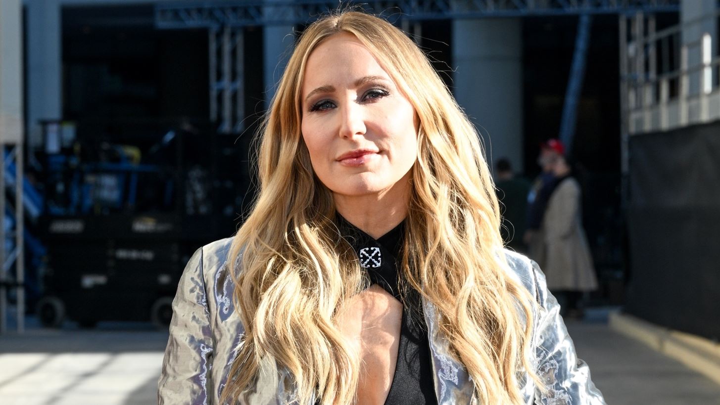 Nikki Glaser | &#x397; &#x3B5;&#x3BC;&#x3BC;&#x3BF;&#x3BD;&#x3AE; &#x3BC;&#x3B5; &#x3C4;&#x3B7;&#x3BD; Taylor Swift &#x3BA;&#x3B9; &#x3AC;&#x3BB;&#x3BB;&#x3B1; 4 fun facts &#x3B3;&#x3B9;&#x3B1; &#x3C4;&#x3B7;&#x3BD; &#x3C0;&#x3B1;&#x3C1;&#x3BF;&#x3C5;&#x3C3;&#x3B9;&#x3AC;&#x3C3;&#x3C4;&#x3C1;&#x3B9;&#x3B1; &#x3C4;&#x3C9;&#x3BD; Goden Globes