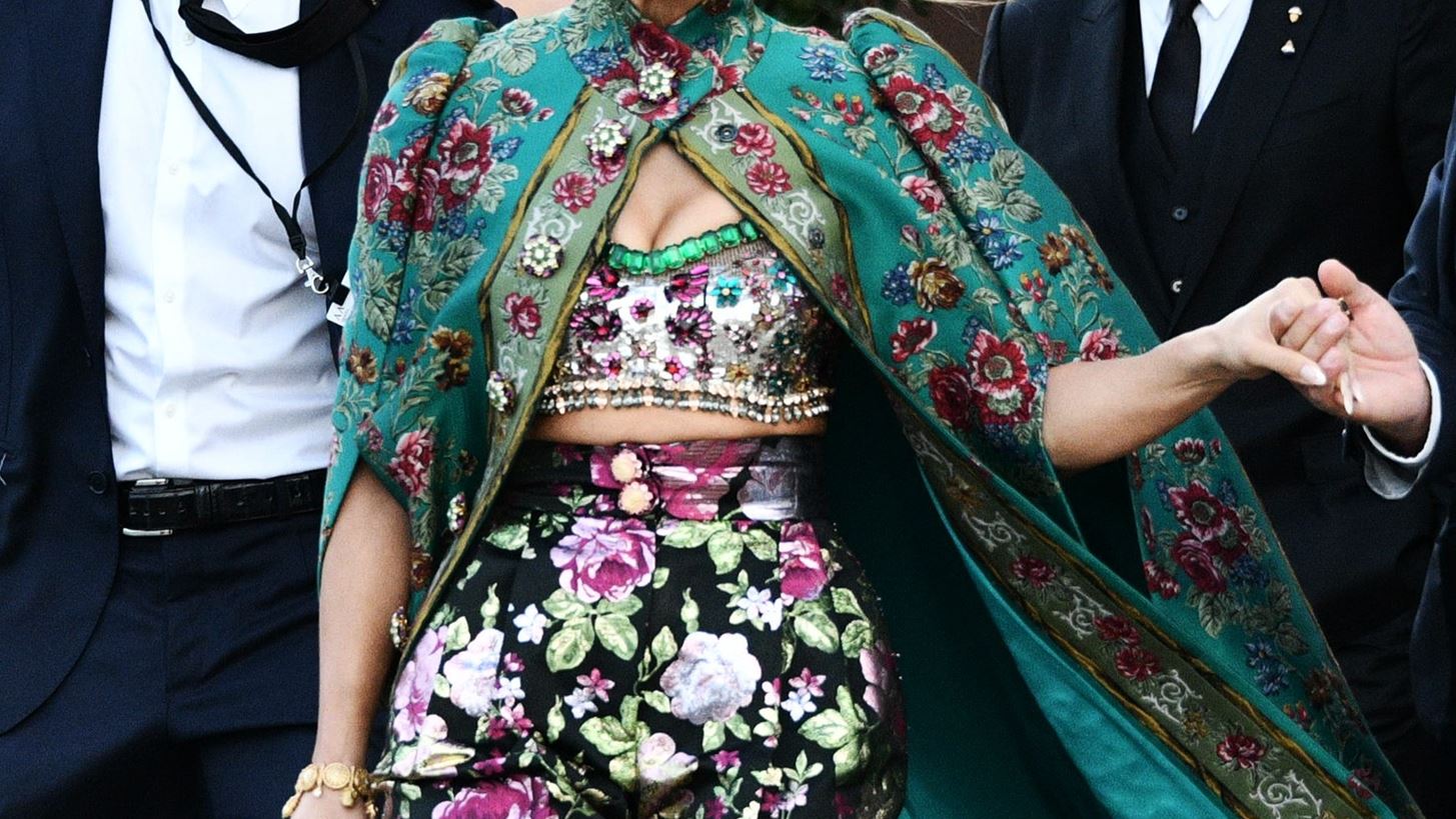 Jennifer Lopez | Η σούπερ glamorous εμφάνισή της στο show των Dolce & Gabbana στη Βενετία