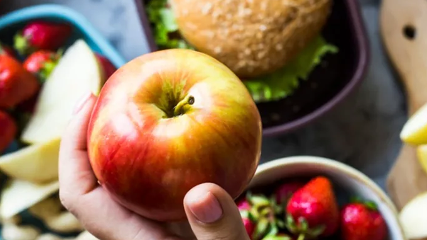 10 τροφές που καταπολεμούν τις φλεγμονές (και εκείνες που τις πυροδοτούν)