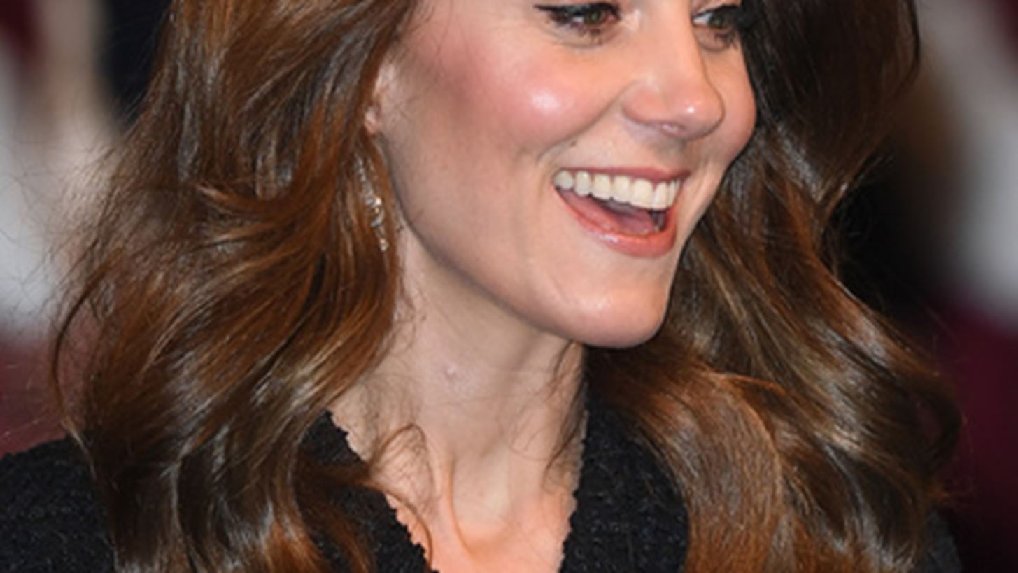 H Kate Middleton &#x3B5;&#x3BD;&#x3C4;&#x3C5;&#x3C0;&#x3C9;&#x3C3;&#x3AF;&#x3B1;&#x3C3;&#x3B5; &#x3BC;&#x3B5; &#x3AD;&#x3BD;&#x3B1; &#x3BC;&#x3B1;&#x3CD;&#x3C1;&#x3BF; &#x3BA;&#x3BF;&#x3C3;&#x3C4;&#x3BF;&#x3CD;&#x3BC;&#x3B9; &#x3C3;&#x3C4;&#x3B7;&#x3BD; &#x3C4;&#x3B5;&#x3BB;&#x3B5;&#x3C5;&#x3C4;&#x3B1;&#x3AF;&#x3B1; &#x3C4;&#x3B7;&#x3C2; &#x3B4;&#x3B7;&#x3BC;&#x3CC;&#x3C3;&#x3B9;&#x3B1; &#x3B5;&#x3BC;&#x3C6;&#x3AC;&#x3BD;&#x3B9;&#x3C3;&#x3B7;
