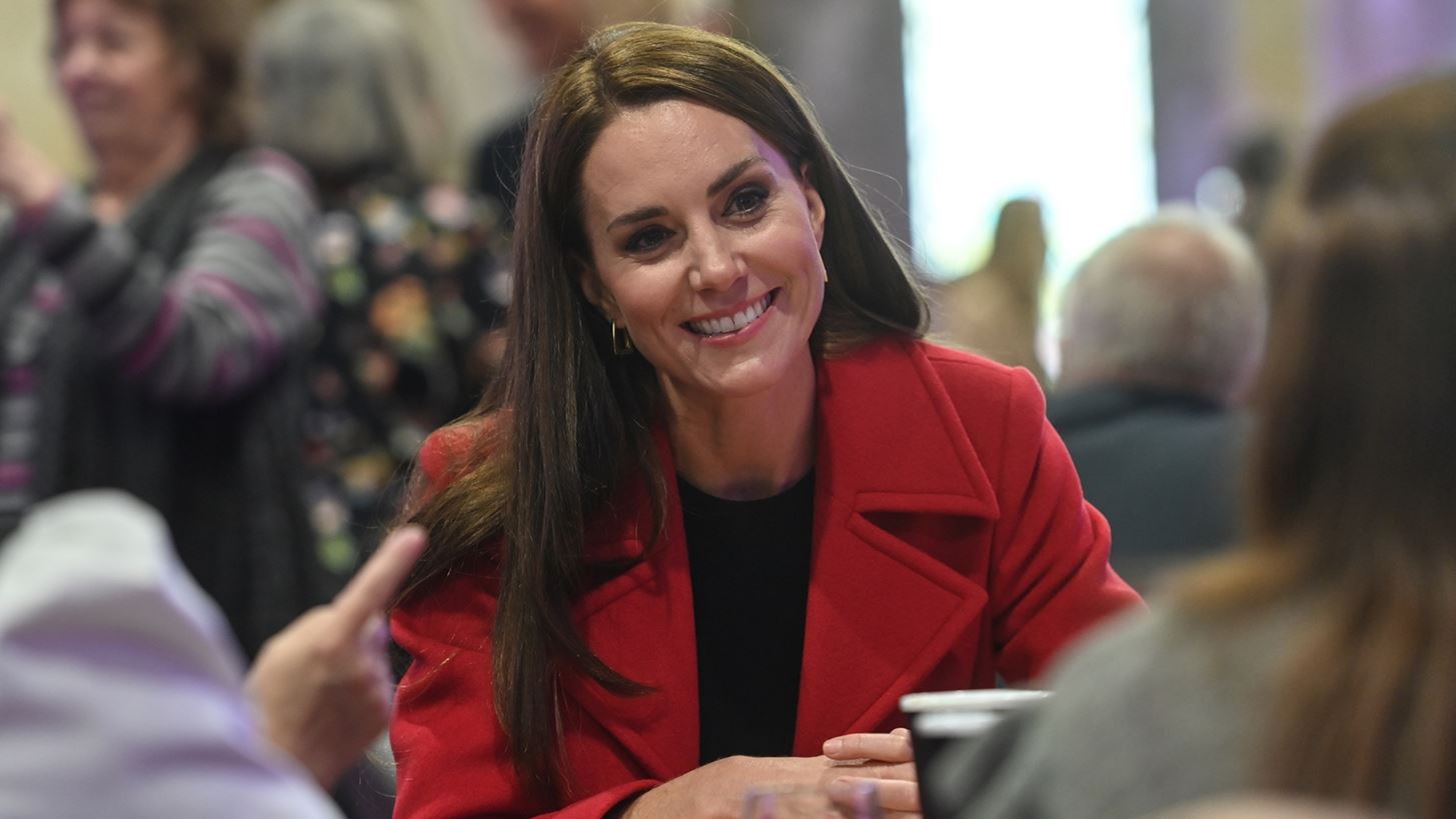 Η Kate Middleton με κοστούμι στην πιο hot απόχρωση της χρονιάς